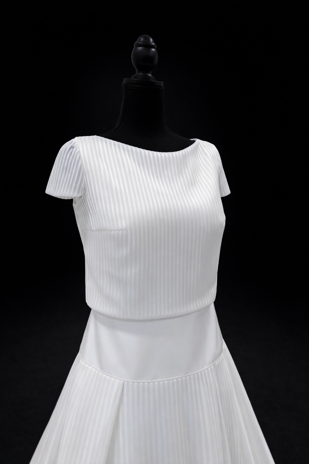 Pronovias – Elegant plissébrudekjole med moderne silhuett