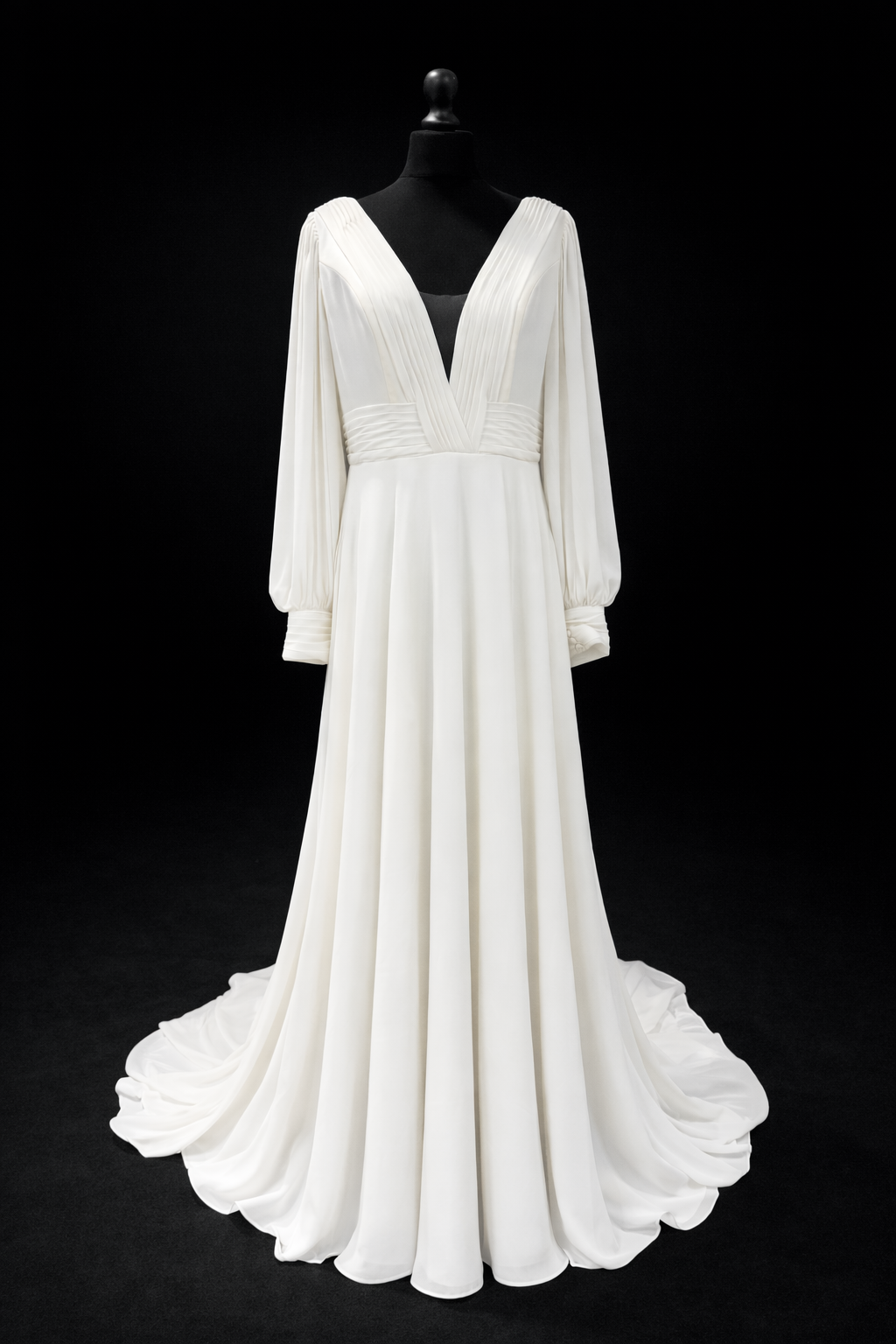 Agape – Elegant brudekjole med lange ermer og dyp V-utringning