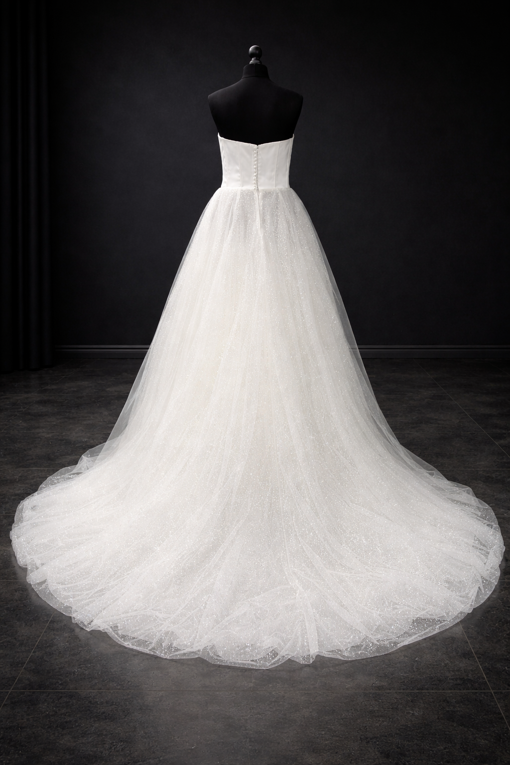 Demetrios Brudekjole – Minimalistisk Eleganse med Glitrende Tyllskjørt