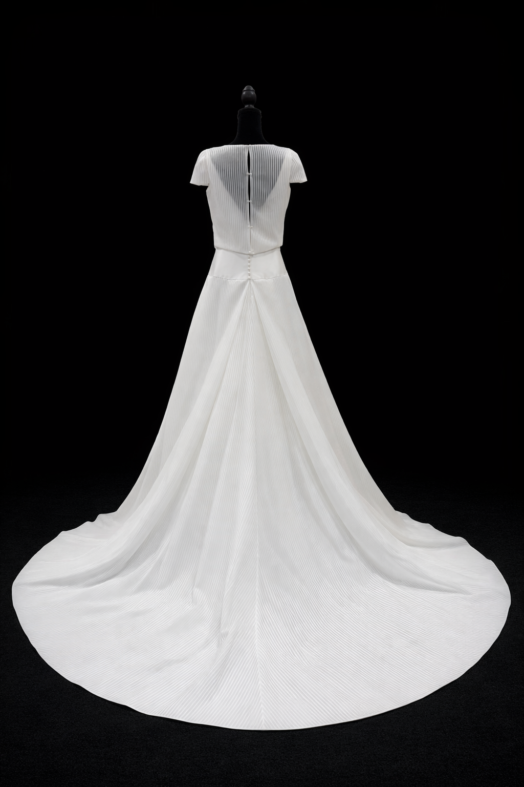 Pronovias – Elegant plissébrudekjole med moderne silhuett