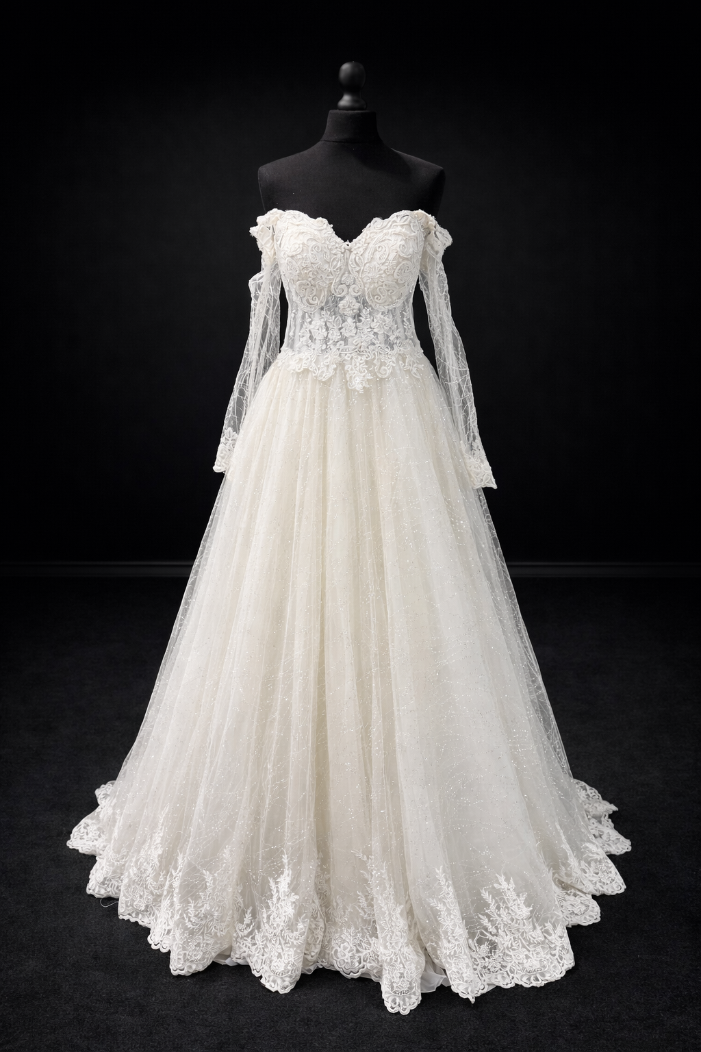 Romantisk brudekjole med blondedetaljert overdel og lange ermer