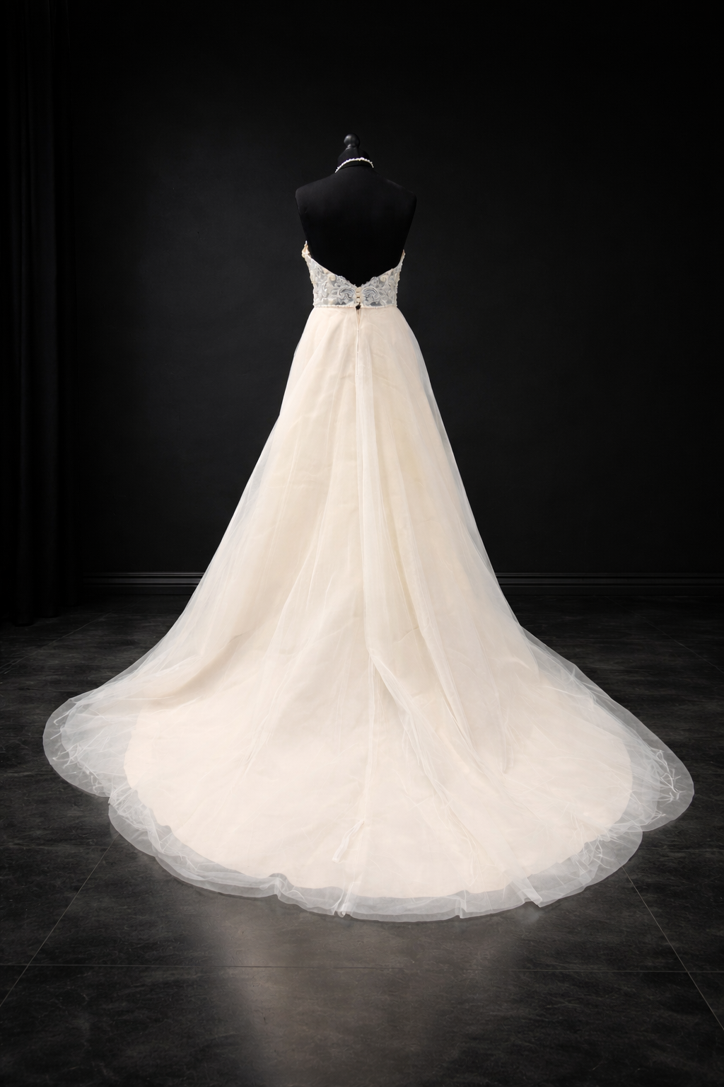 Ella Rosa Brudekjole – Elegant Halterneck med Romantisk Blondeoverdel