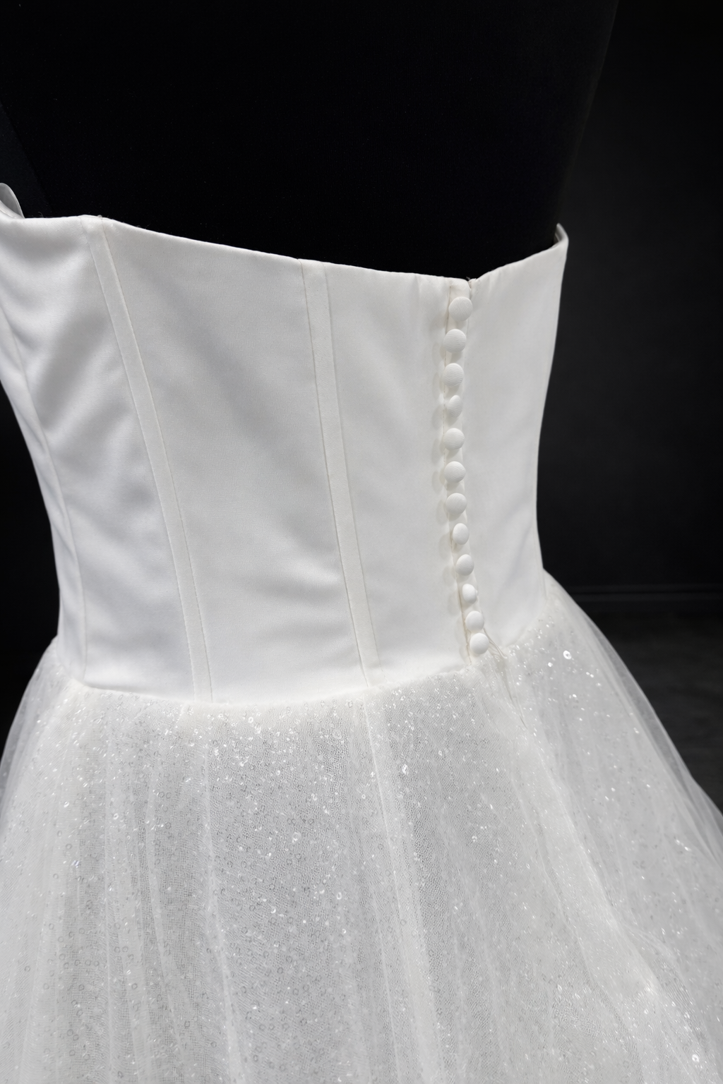 Demetrios Brudekjole – Minimalistisk Eleganse med Glitrende Tyllskjørt