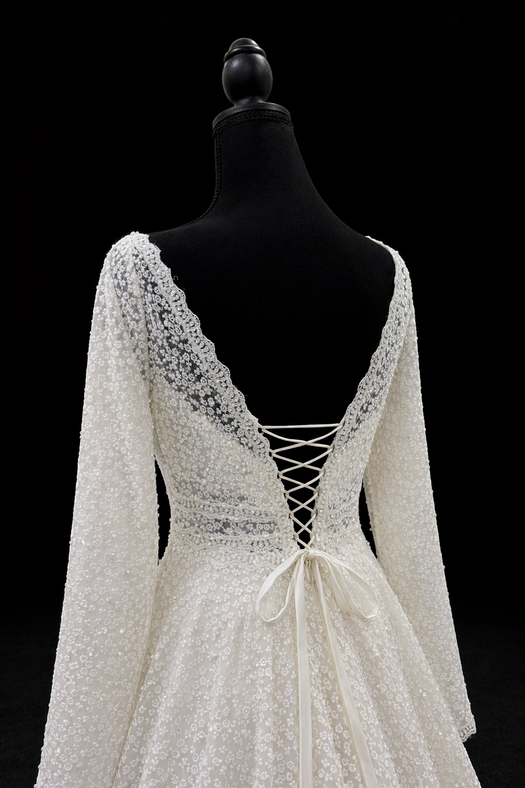 Romantisk blondebrudekjole med dyp V og snøring i ryggen