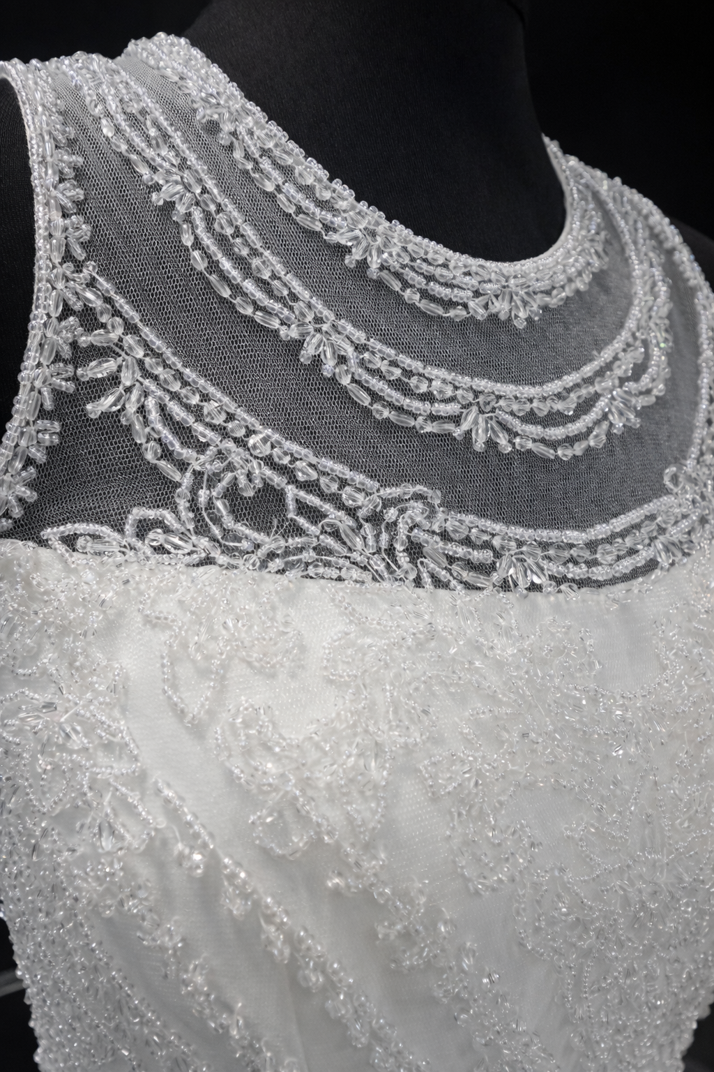 Lilly Brudekjole – Klassisk og Lett med Perlede Blondedetaljer