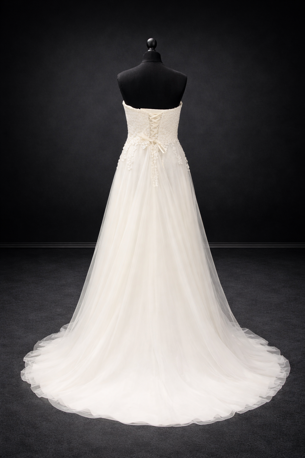 Agnes Bridal Dream – Romantisk Brudekjole med Delikate Blondedetaljer