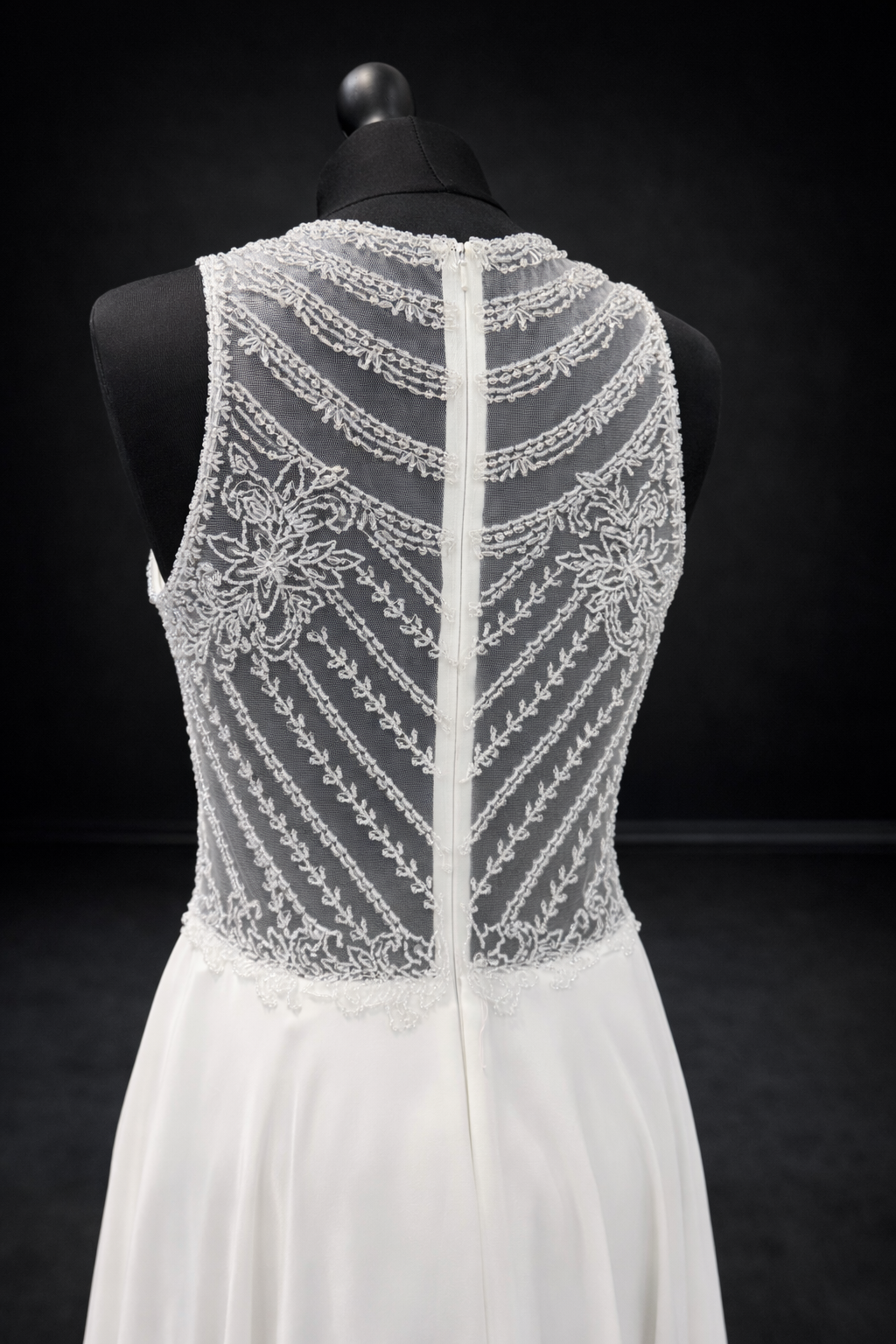 Lilly Brudekjole – Klassisk og Lett med Perlede Blondedetaljer