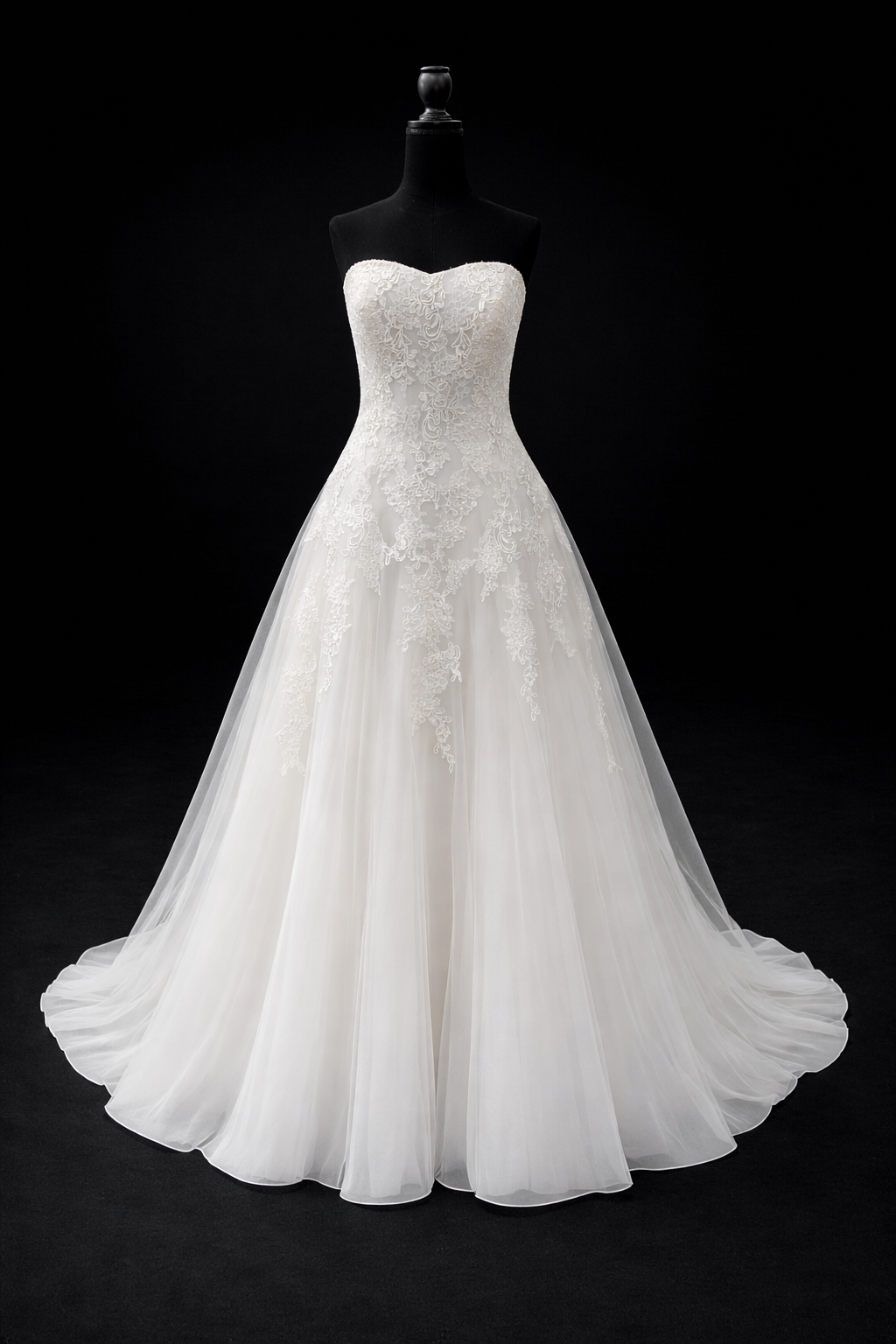 Pronovias – Klassisk stroppeløs brudekjole i tyll med blondeapplikasjoner