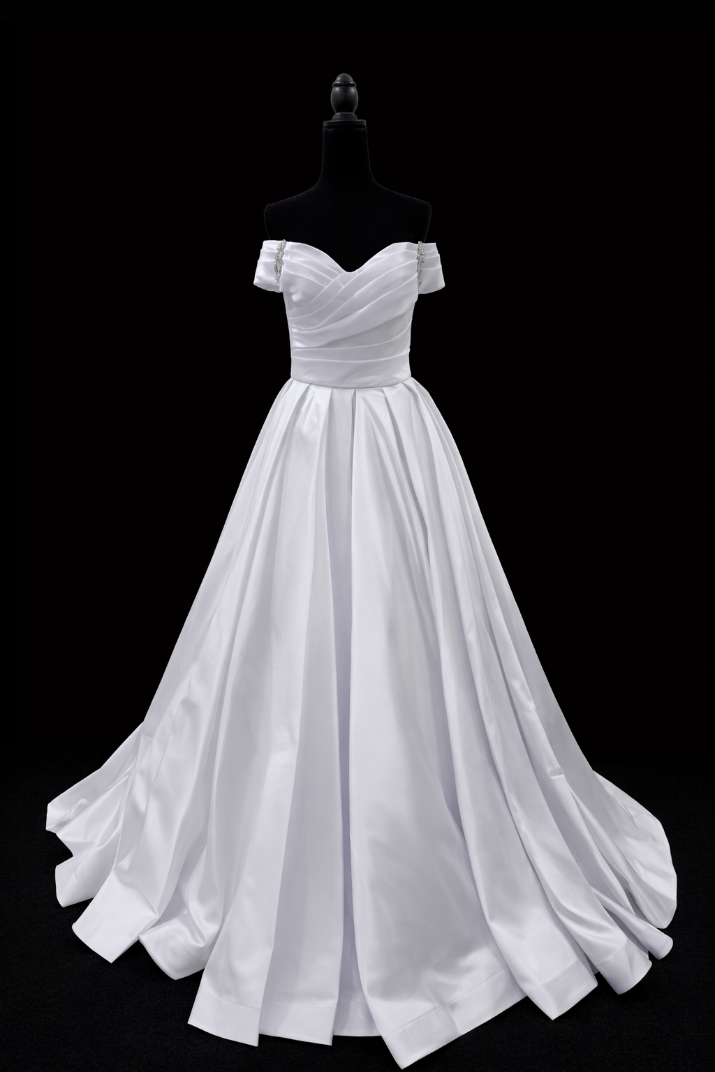Elegant off-shoulder brudekjole i sateng med klassisk skjørt