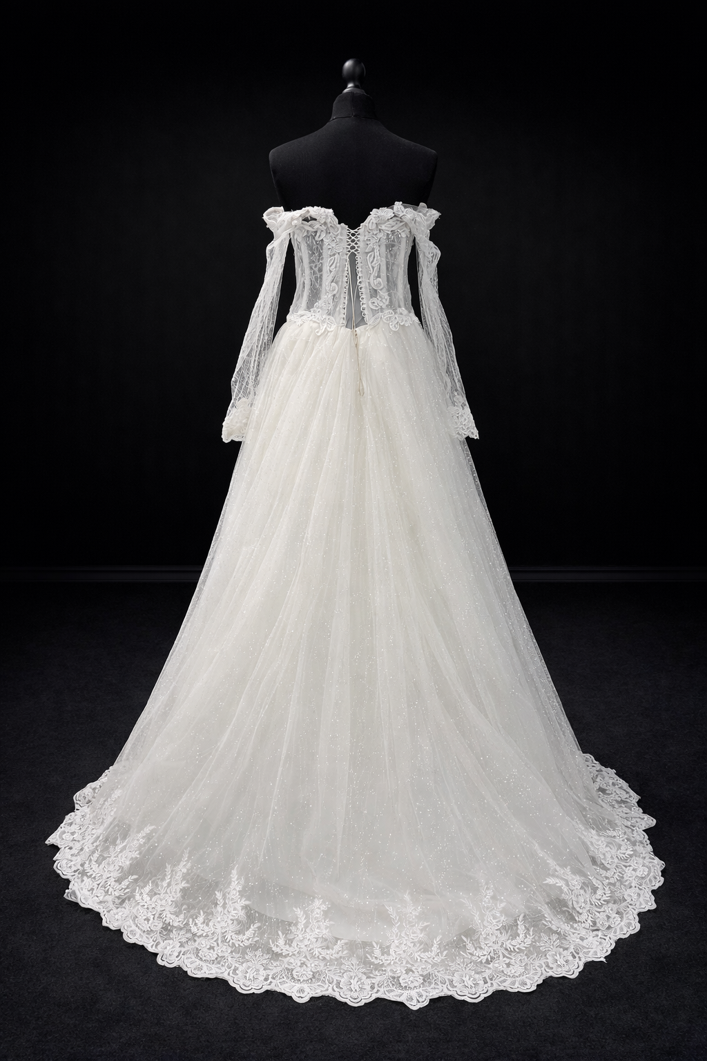 Romantisk brudekjole med blondedetaljert overdel og lange ermer