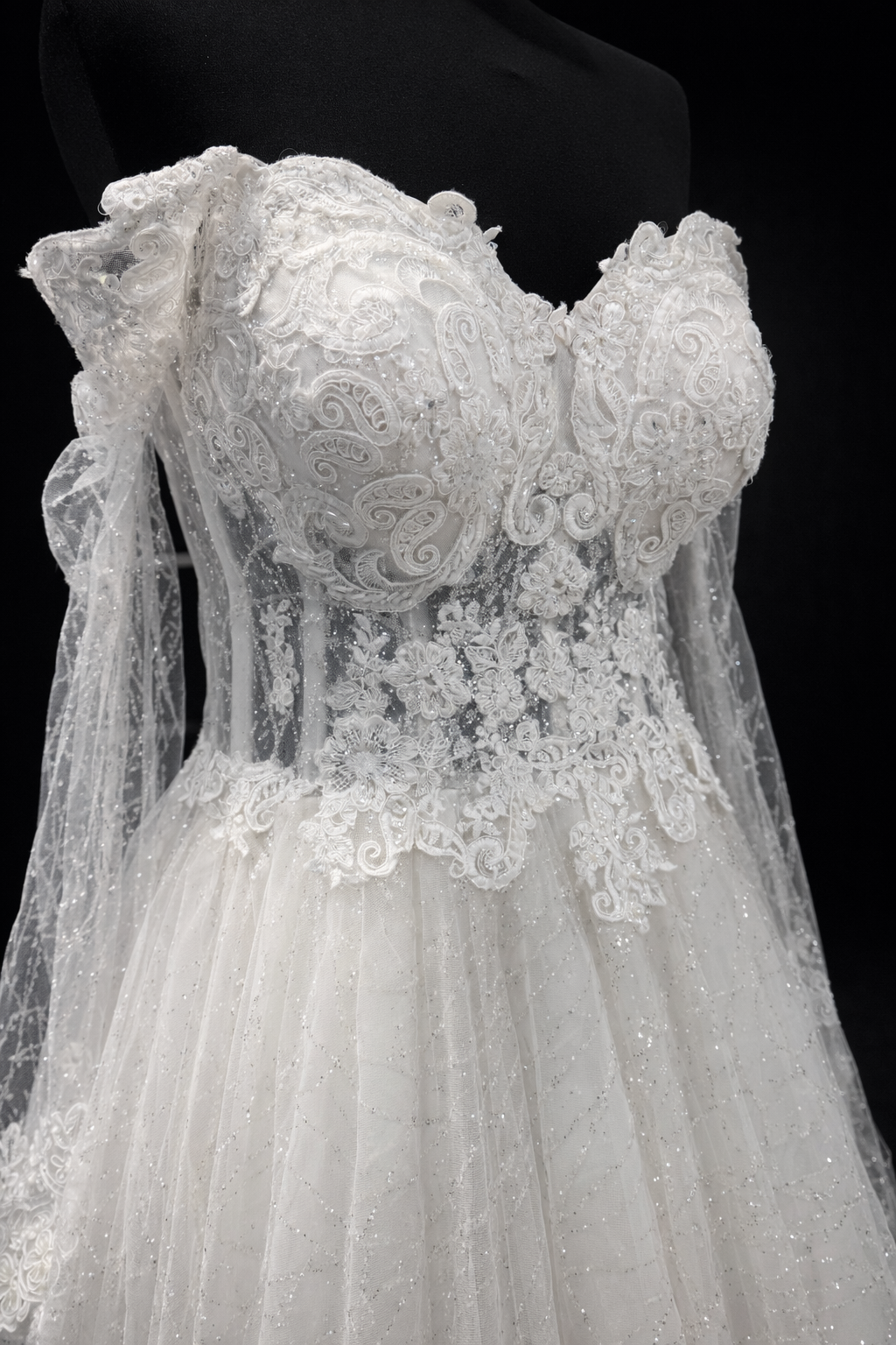 Romantisk brudekjole med blondedetaljert overdel og lange ermer