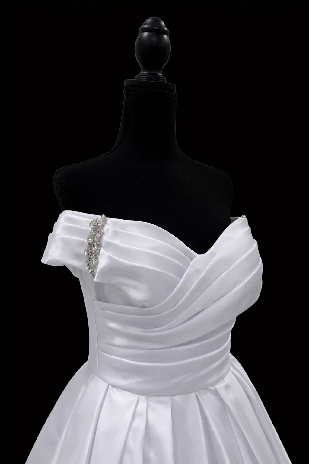 Elegant off-shoulder brudekjole i sateng med klassisk skjørt