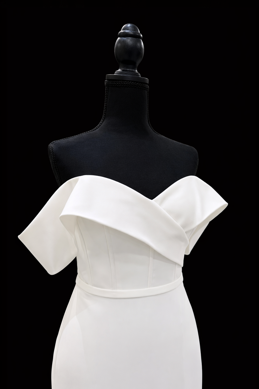 Made With Love – Elegant off-shoulder brudekjole med slep