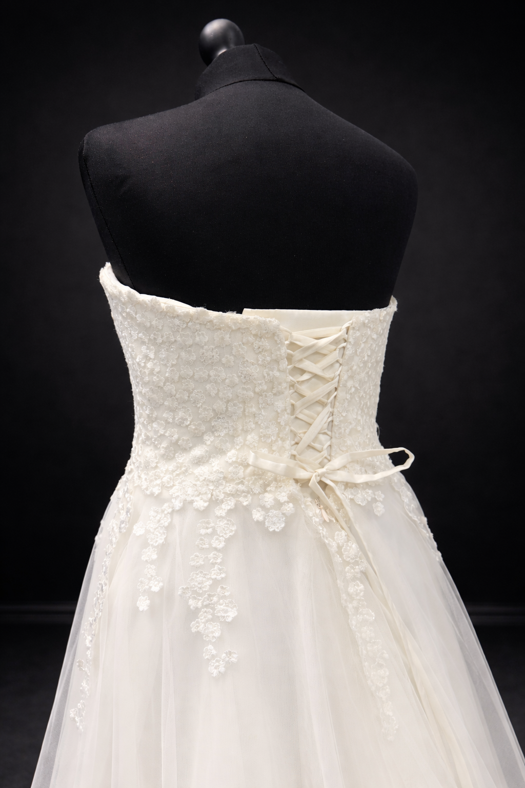 Agnes Bridal Dream – Romantisk Brudekjole med Delikate Blondedetaljer