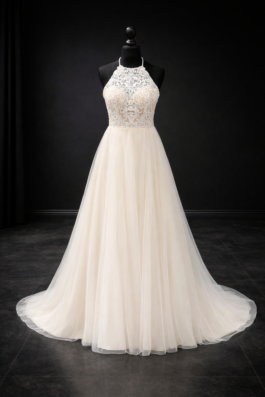 Ella Rosa Brudekjole – Elegant Halterneck med Romantisk Blondeoverdel