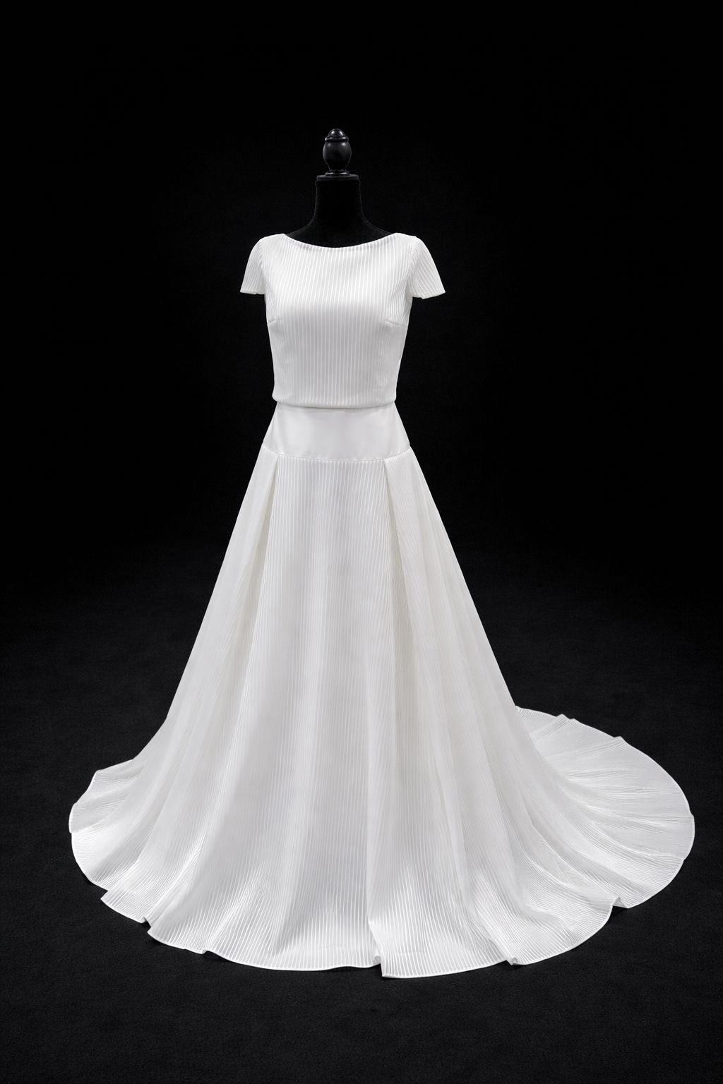 Pronovias – Elegant plissébrudekjole med moderne silhuett