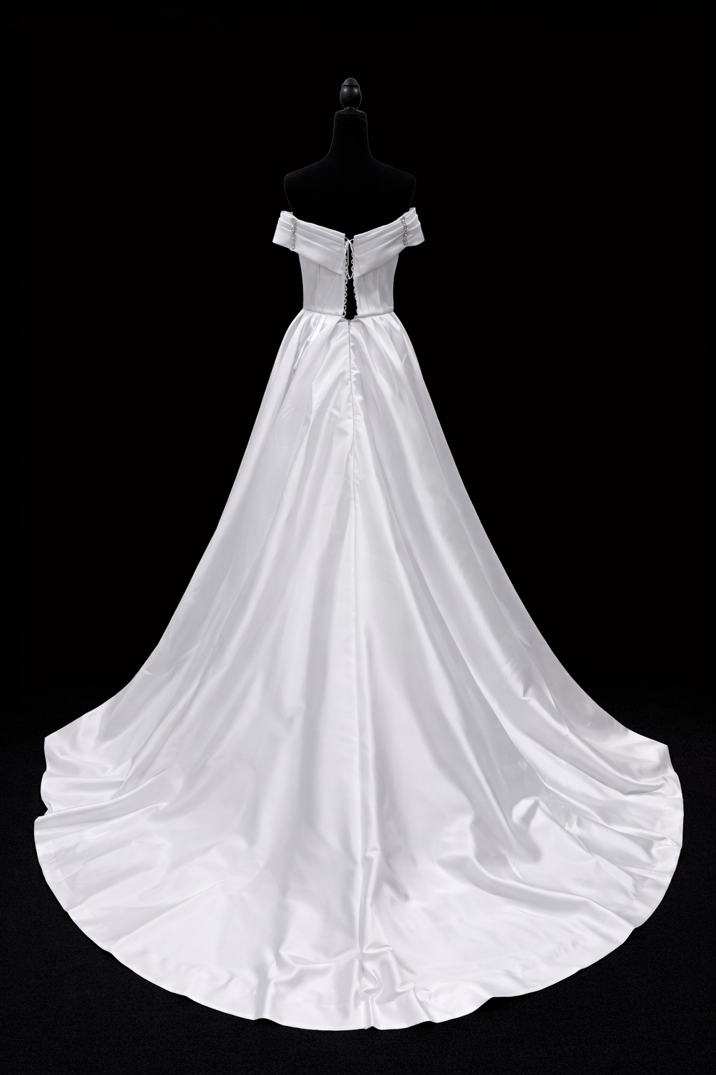 Elegant off-shoulder brudekjole i sateng med klassisk skjørt