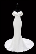 Made With Love – Elegant off-shoulder brudekjole med slep