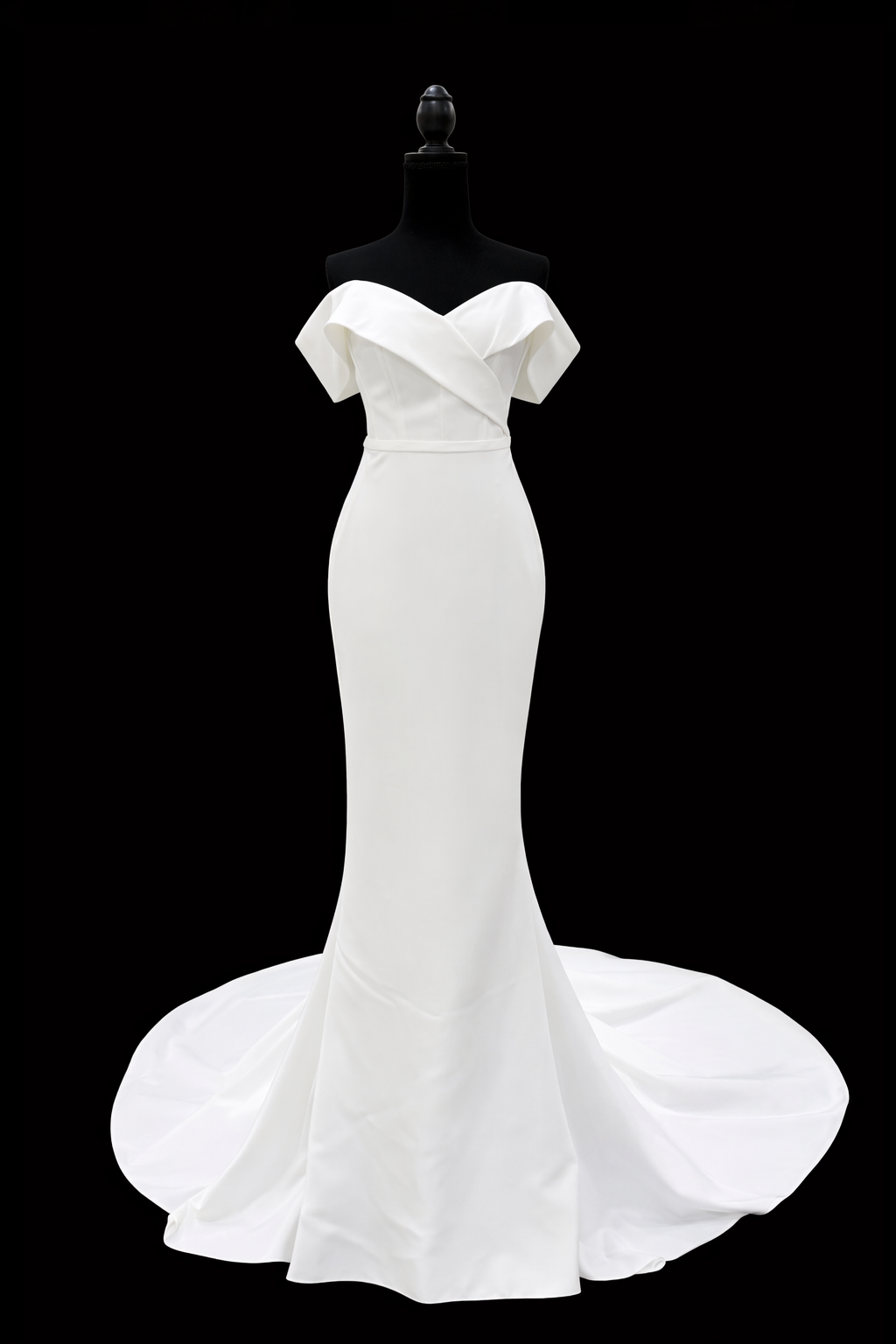 Made With Love – Elegant off-shoulder brudekjole med slep