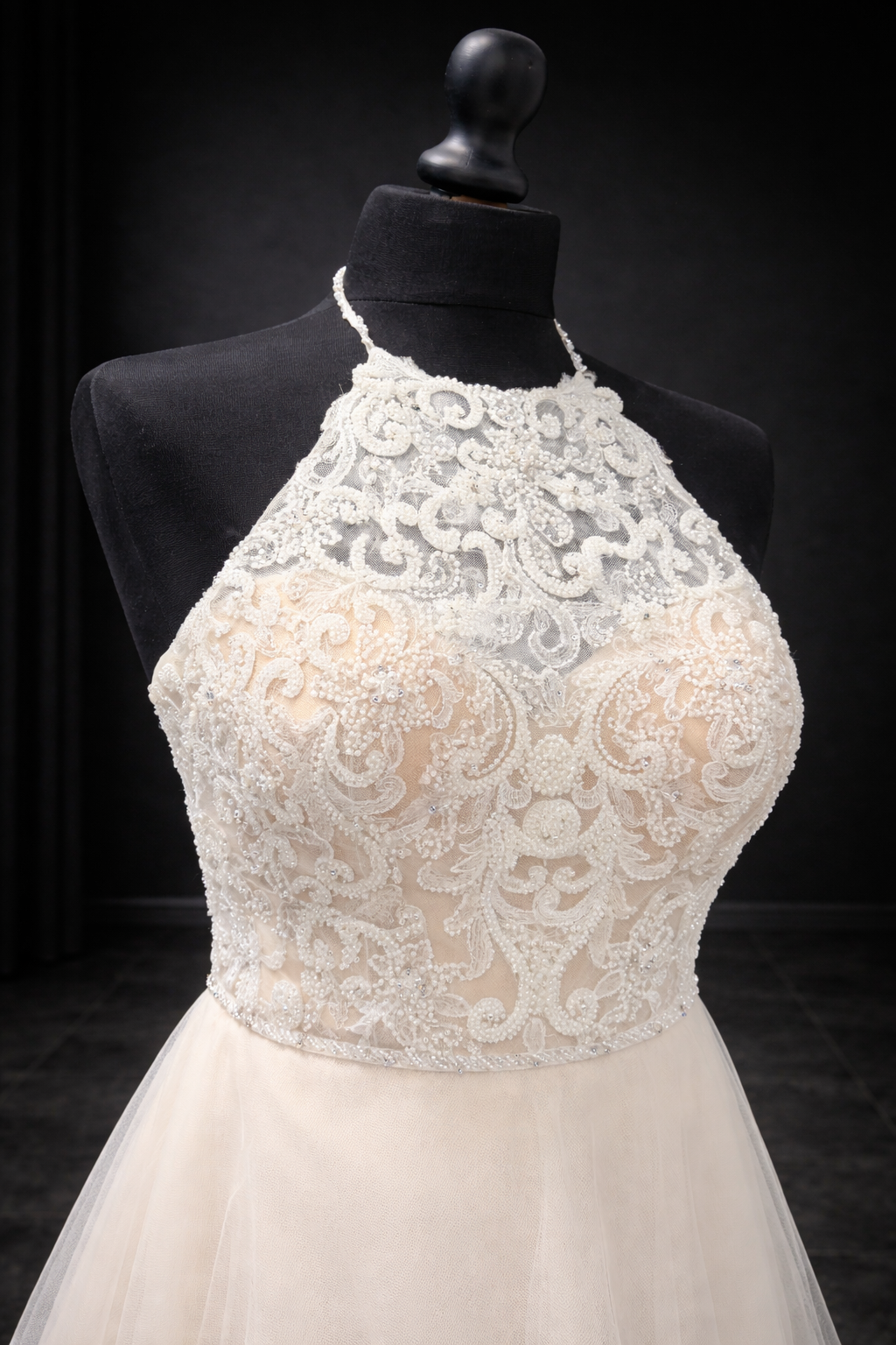 Ella Rosa Brudekjole – Elegant Halterneck med Romantisk Blondeoverdel