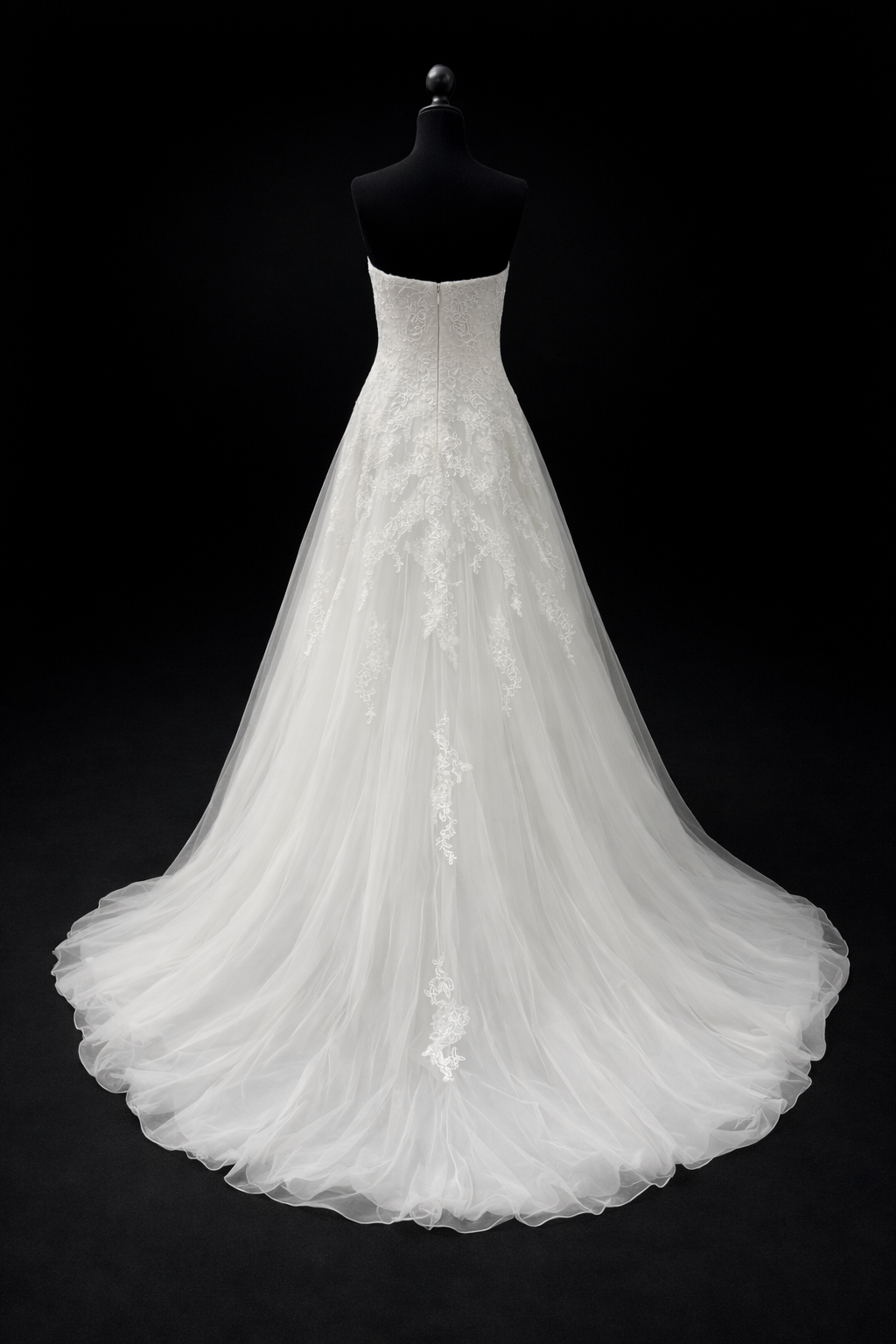 Pronovias – Klassisk stroppeløs brudekjole i tyll med blondeapplikasjoner