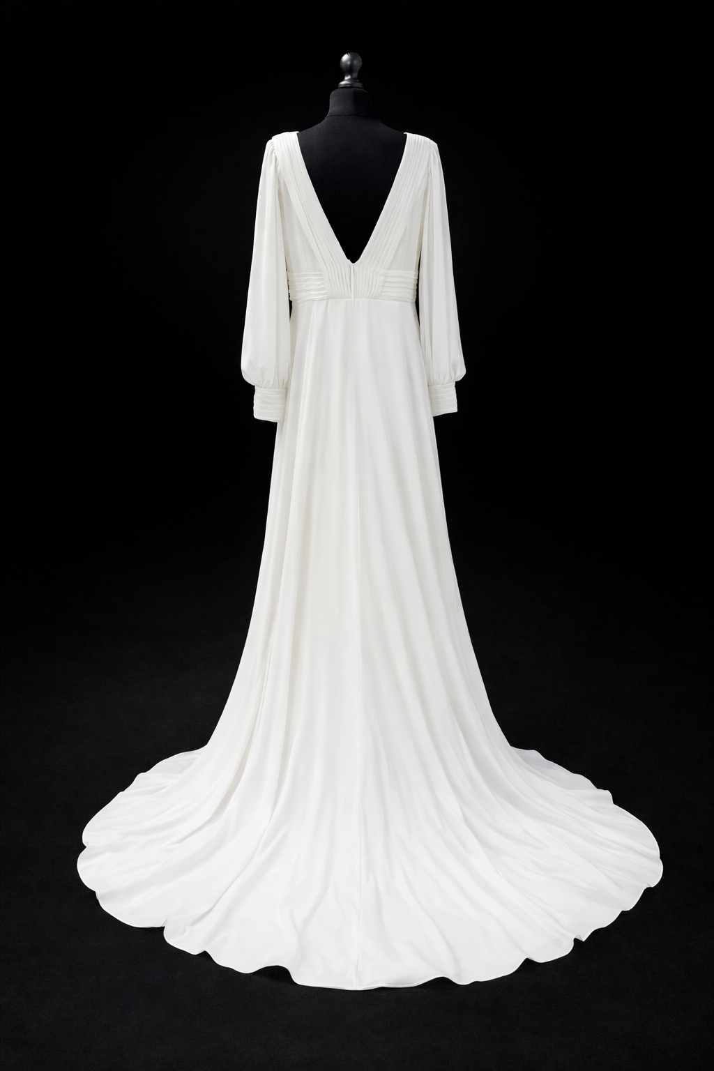 Agape – Elegant brudekjole med lange ermer og dyp V-utringning