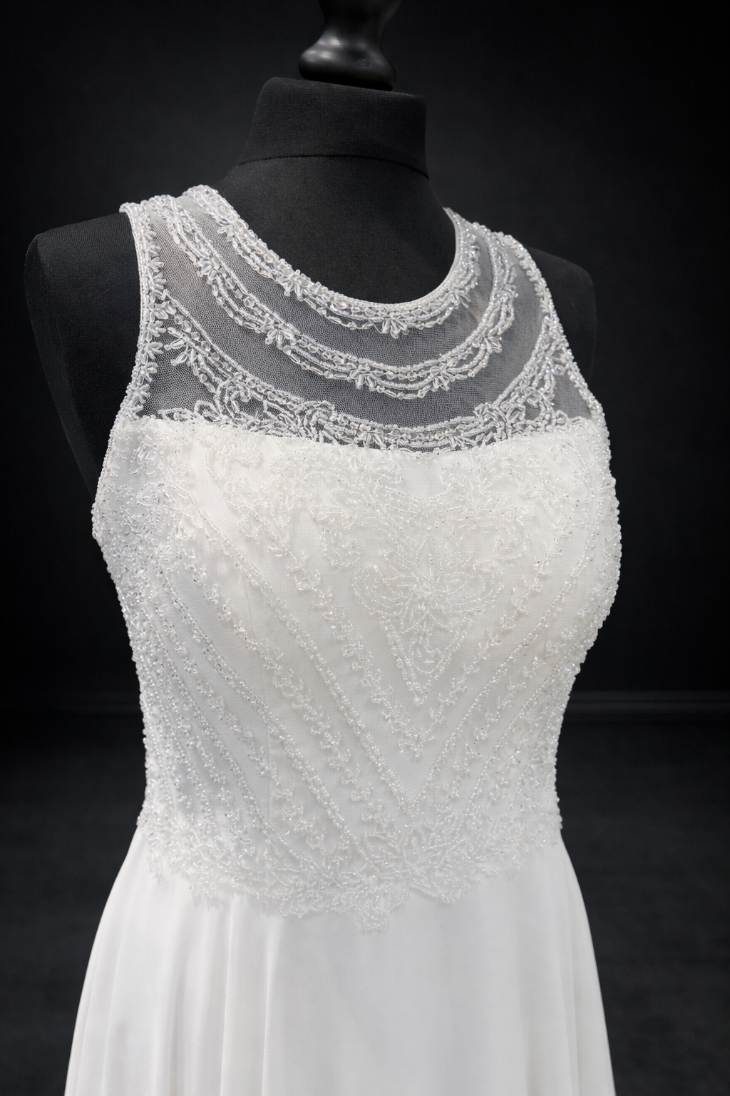 Lilly Brudekjole – Klassisk og Lett med Perlede Blondedetaljer