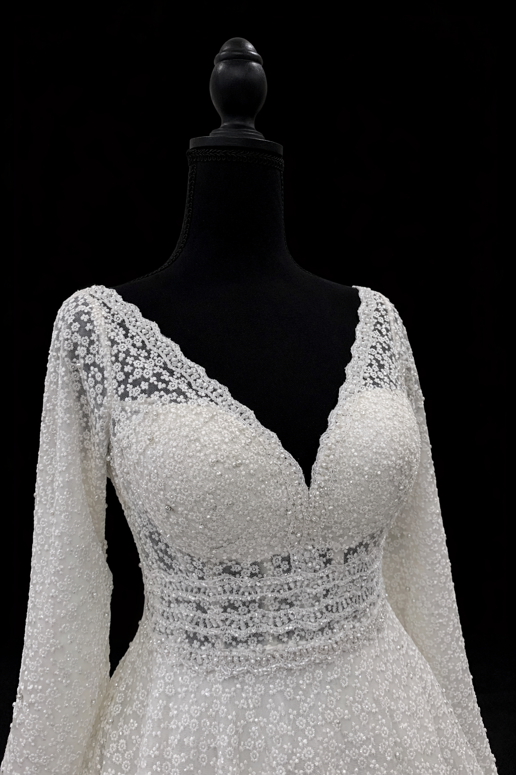 Romantisk blondebrudekjole med dyp V og snøring i ryggen