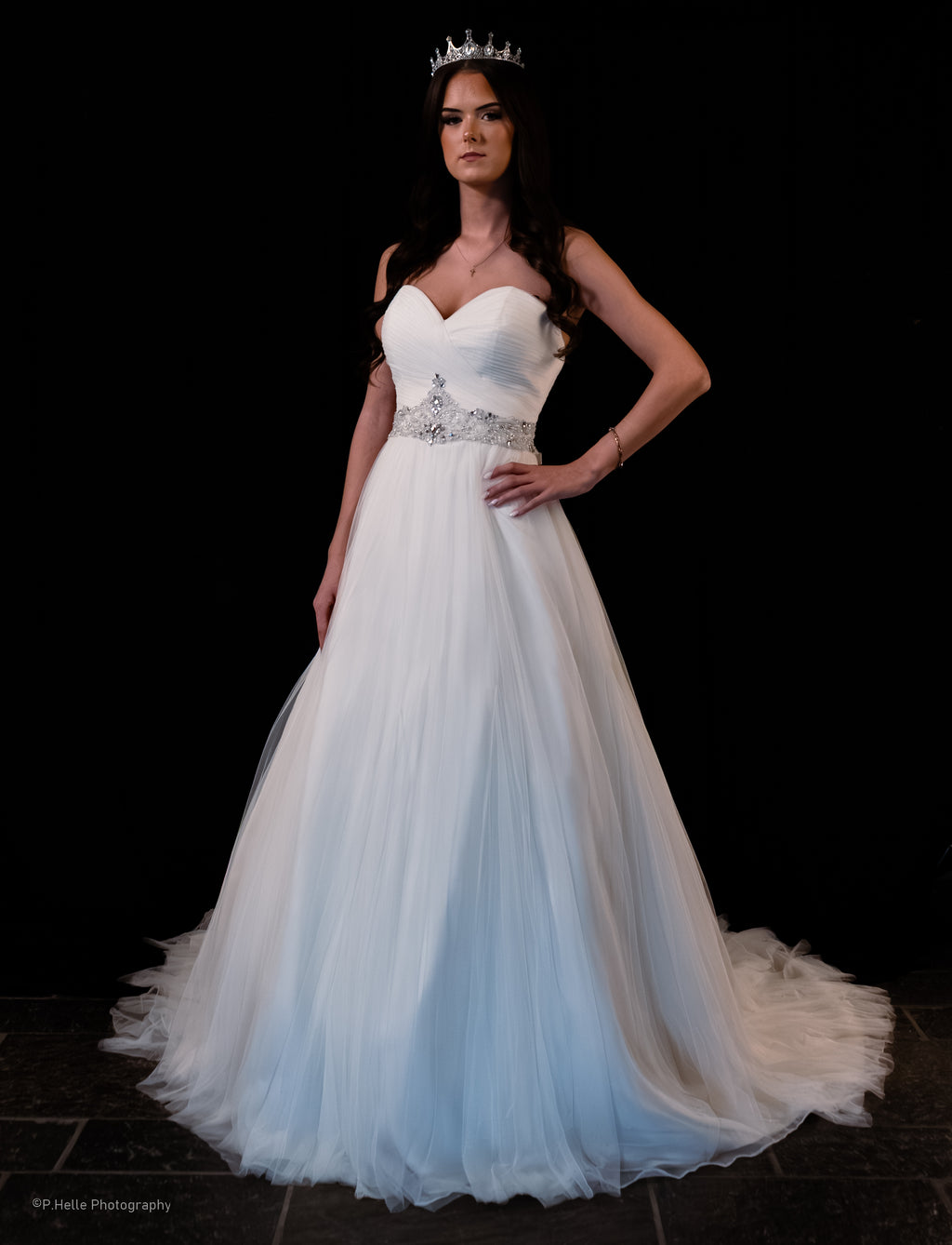 Demetrios Brudekjole – Moderne Prinsesselook med Elegant Drapering