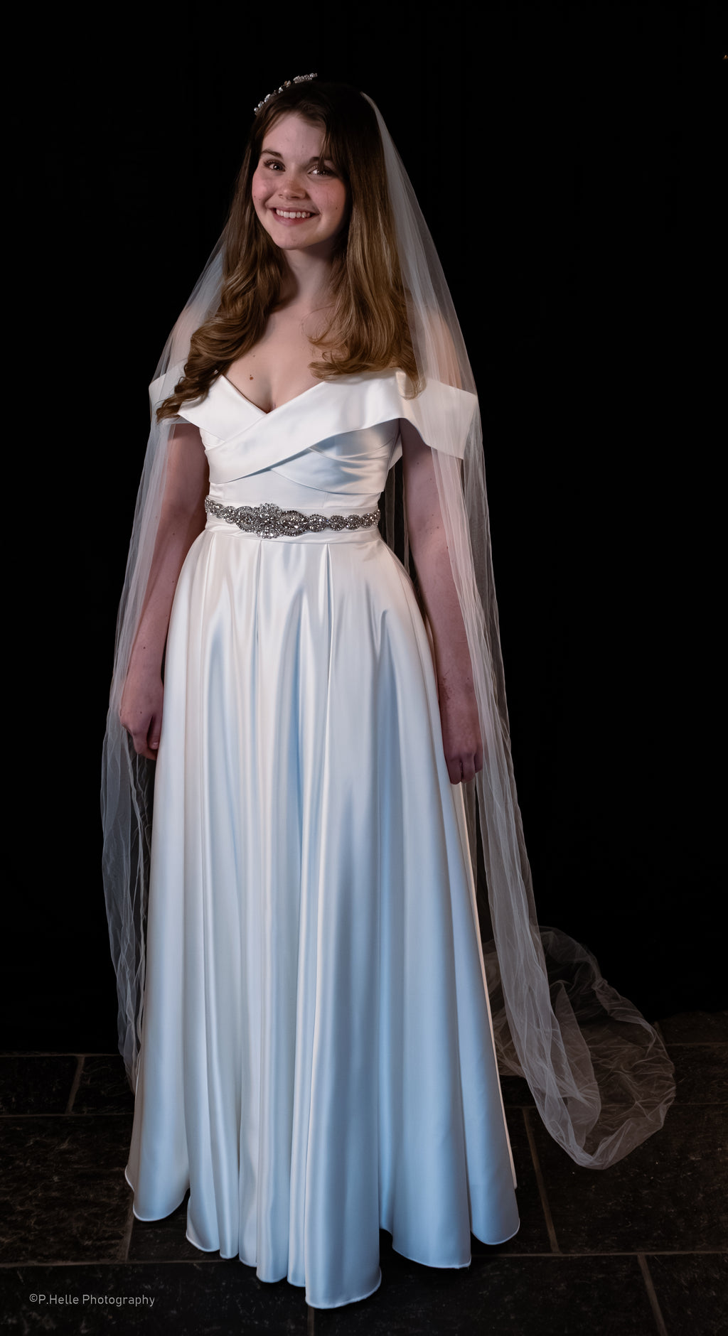 Silviamo Brudekjole – Moderne Enkelhet med Romantisk Silhuett