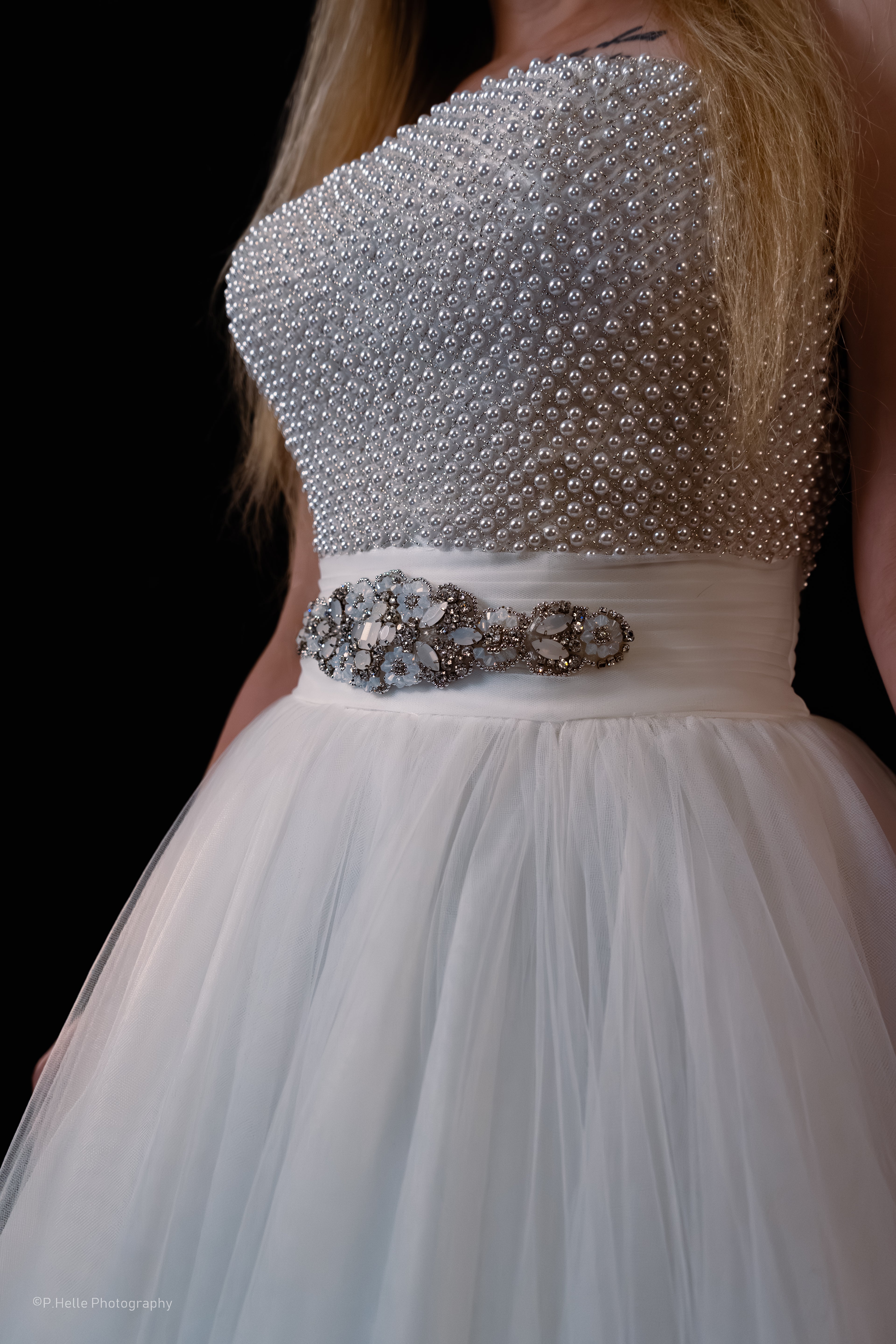 Ronald Joyce Brudekjole – Eksklusiv Perleoverdel og Drømmende Tyllvolum