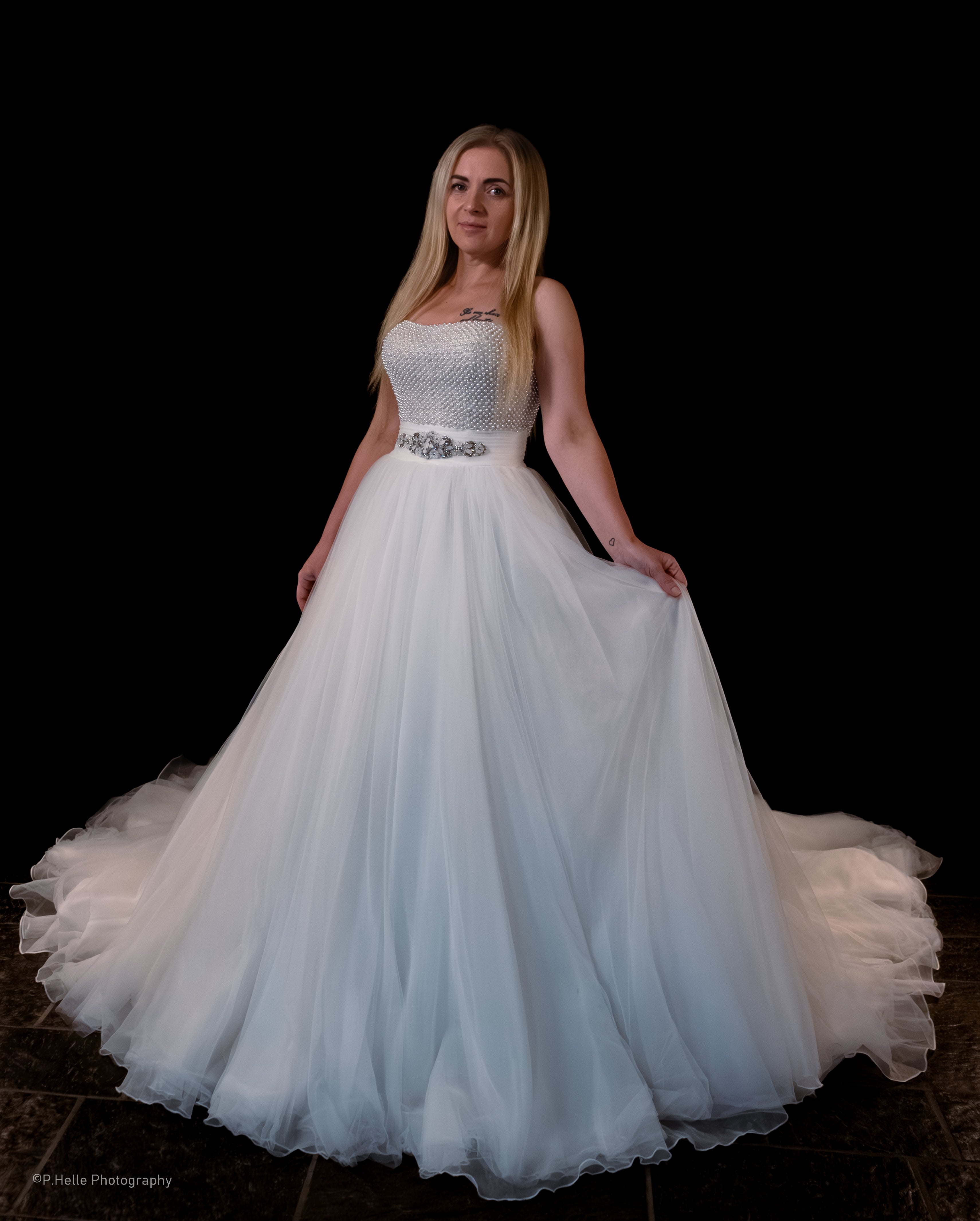 Ronald Joyce Brudekjole – Eksklusiv Perleoverdel og Drømmende Tyllvolum