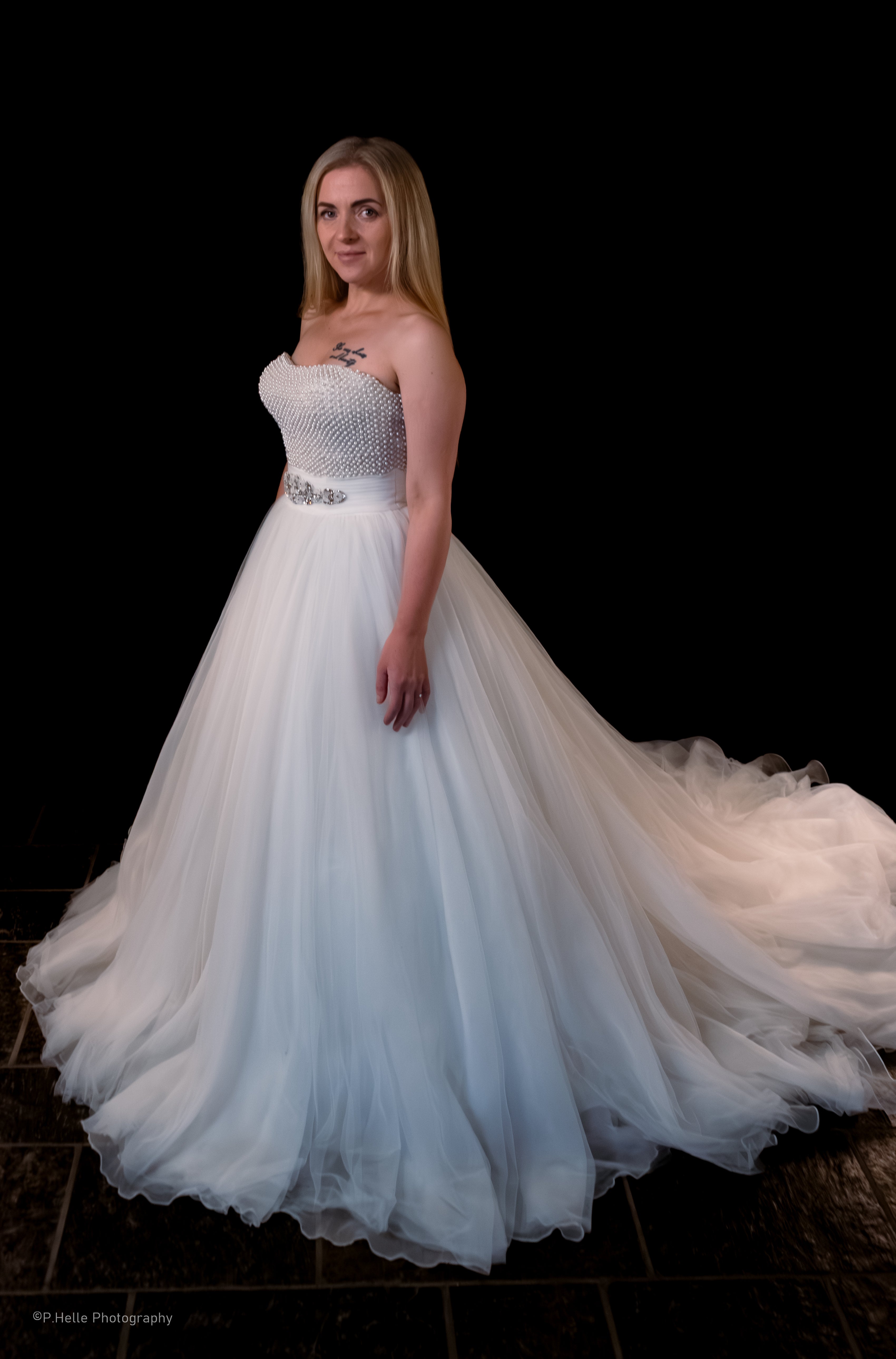 Ronald Joyce Brudekjole – Eksklusiv Perleoverdel og Drømmende Tyllvolum