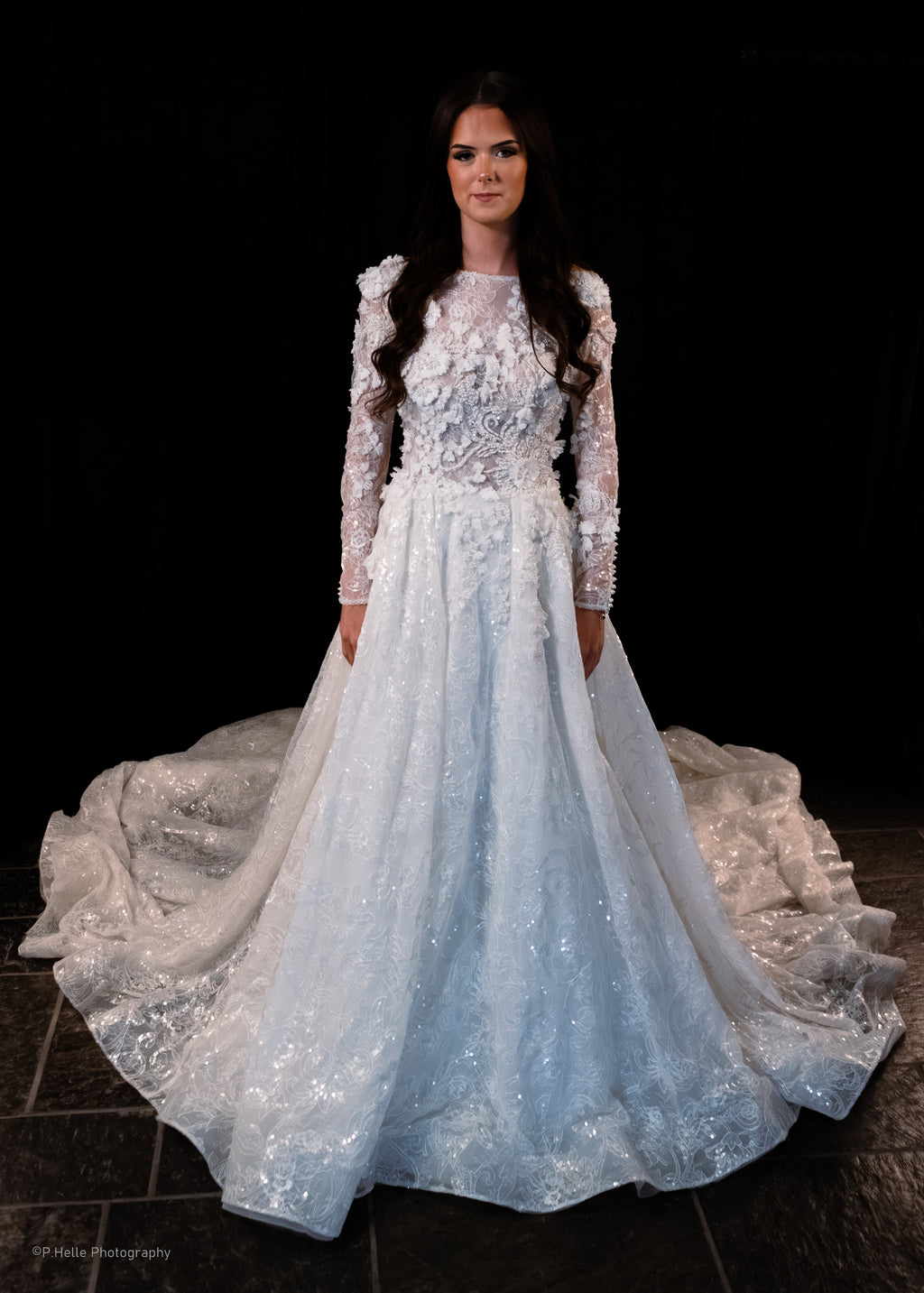 Milla by Lorenzo Rossi – Haute Couture Eleganse med Skulpturelle Blonder og Glamourøs Glans