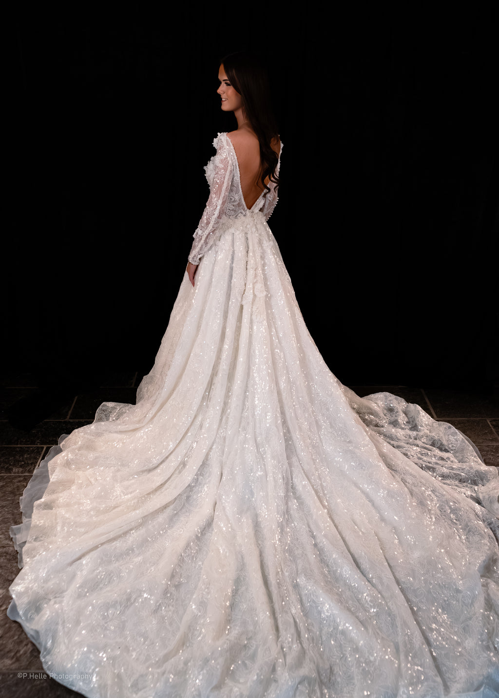 Milla by Lorenzo Rossi – Haute Couture Eleganse med Skulpturelle Blonder og Glamourøs Glans