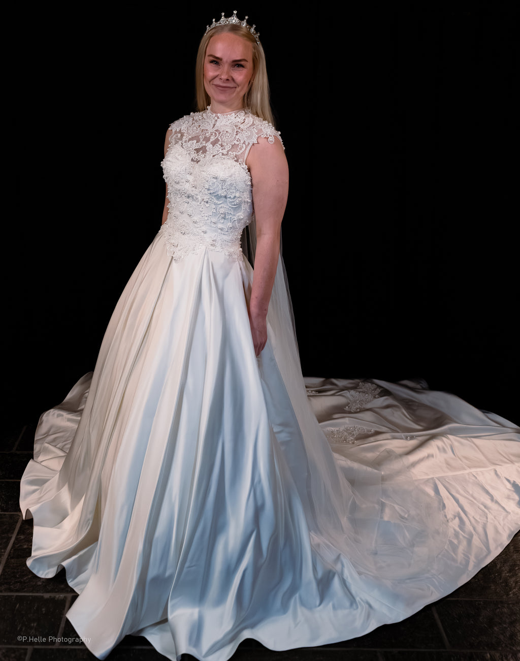 Knighty Brudekjole – Regal Eleganse med Intrikate Blonder og Perleprakt