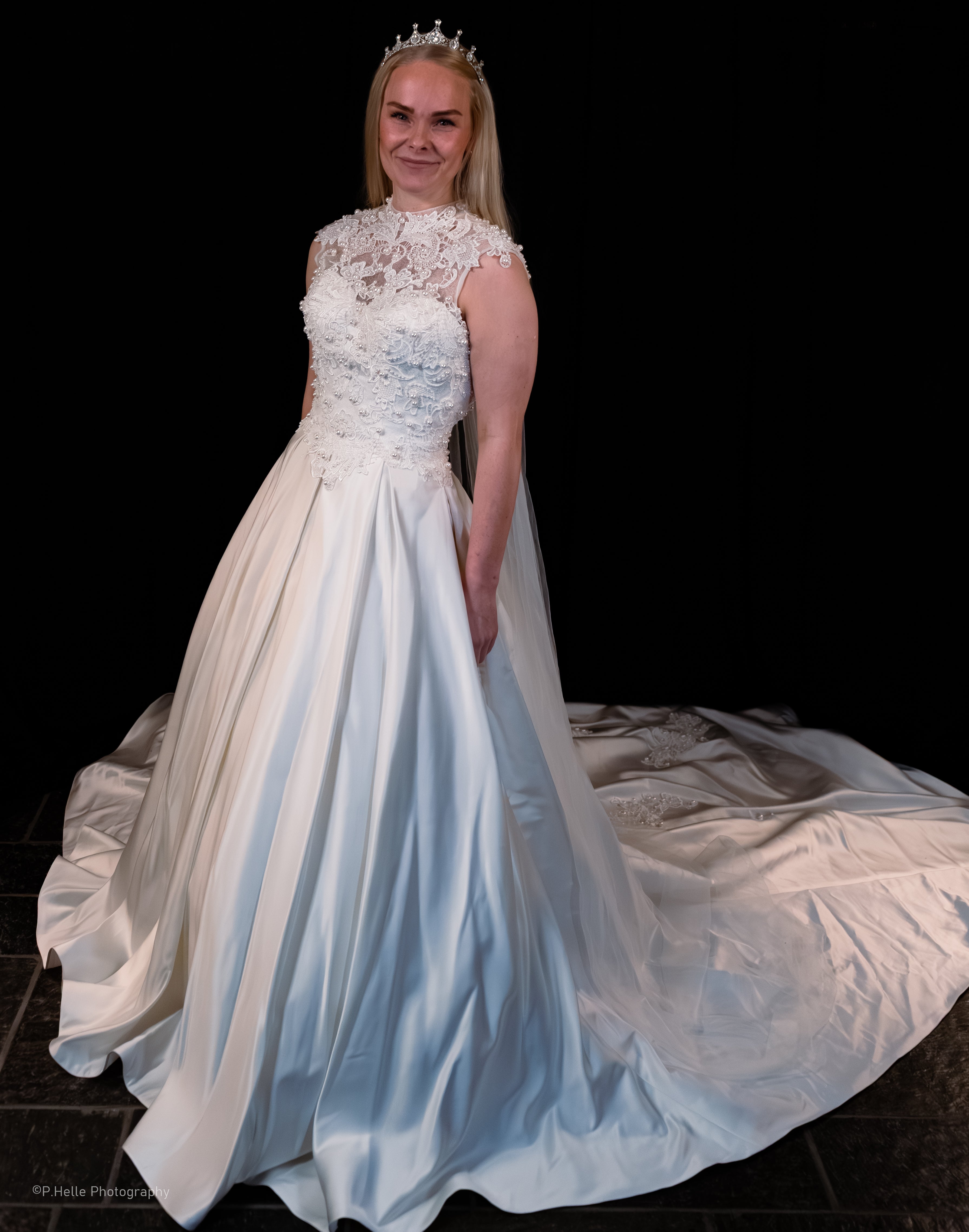 Knighty Brudekjole – Regal Eleganse med Intrikate Blonder og Perleprakt