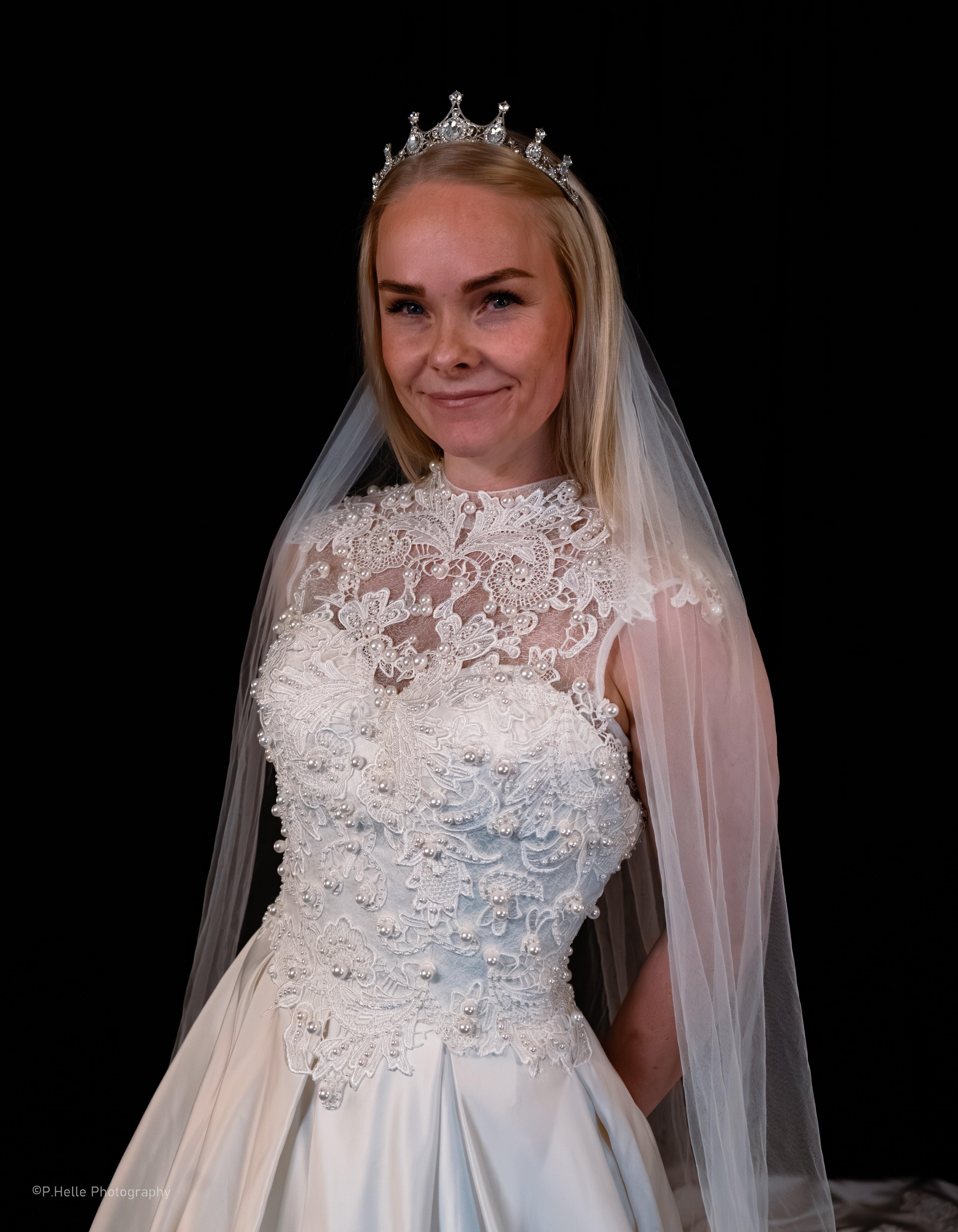 Knighty Brudekjole – Regal Eleganse med Intrikate Blonder og Perleprakt