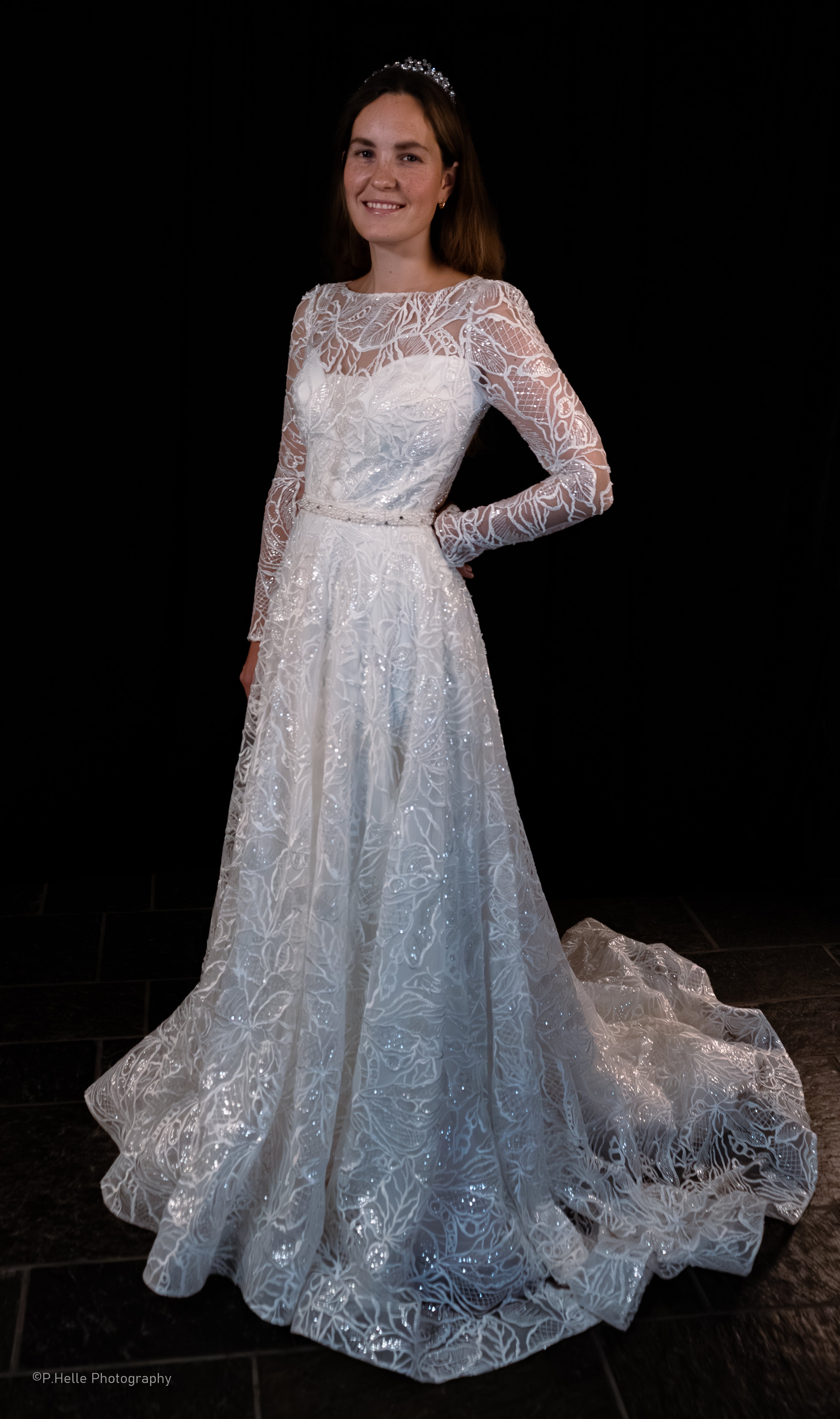 Pronovias Brudekjole – Moderne Eleganse med Glamourøs Blondeglans