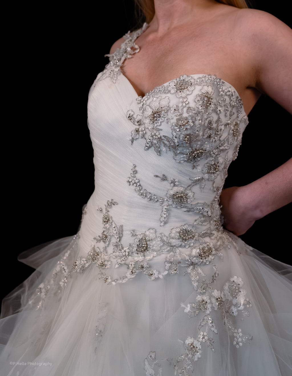 Blue by Enzoani Brudekjole – Kunstnerisk Eleganse med Unik Asymmetri