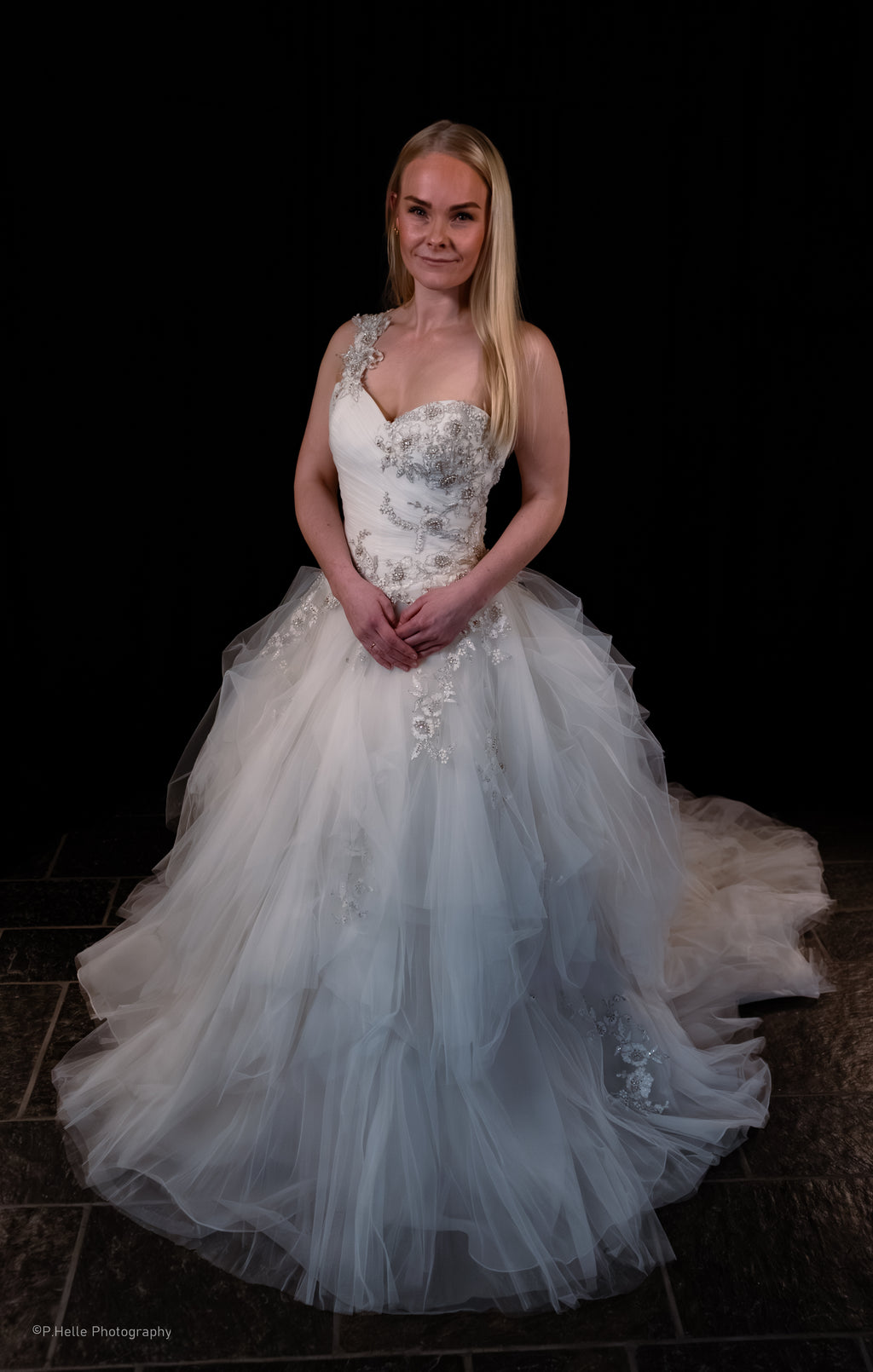 Blue by Enzoani Brudekjole – Kunstnerisk Eleganse med Unik Asymmetri