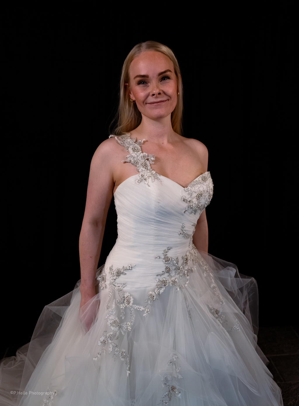 Blue by Enzoani Brudekjole – Kunstnerisk Eleganse med Unik Asymmetri