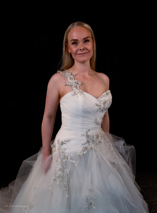 Blue by Enzoani Brudekjole – Kunstnerisk Eleganse med Unik Asymmetri