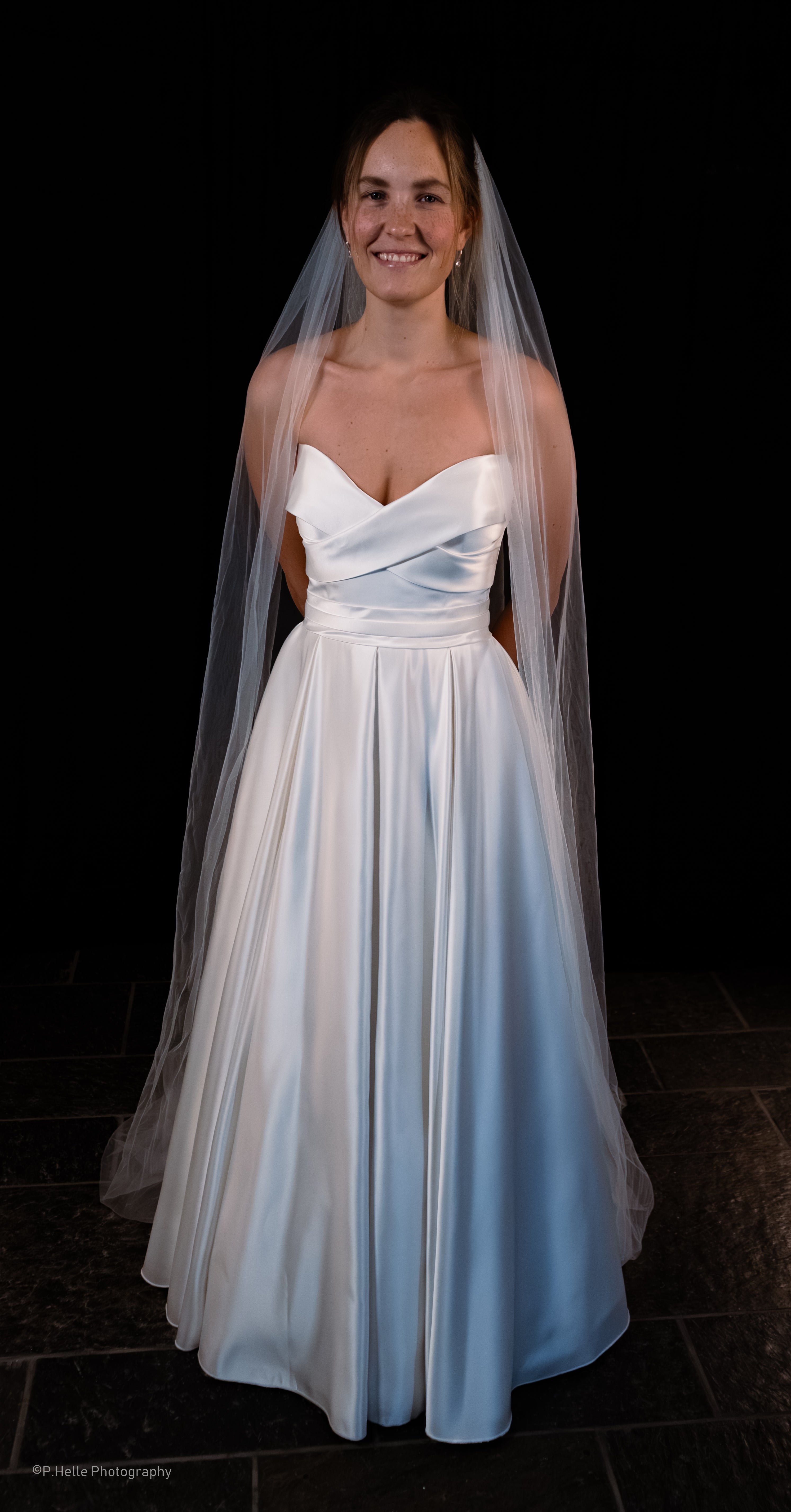 Silviamo Brudekjole – Moderne Enkelhet med Romantisk Silhuett