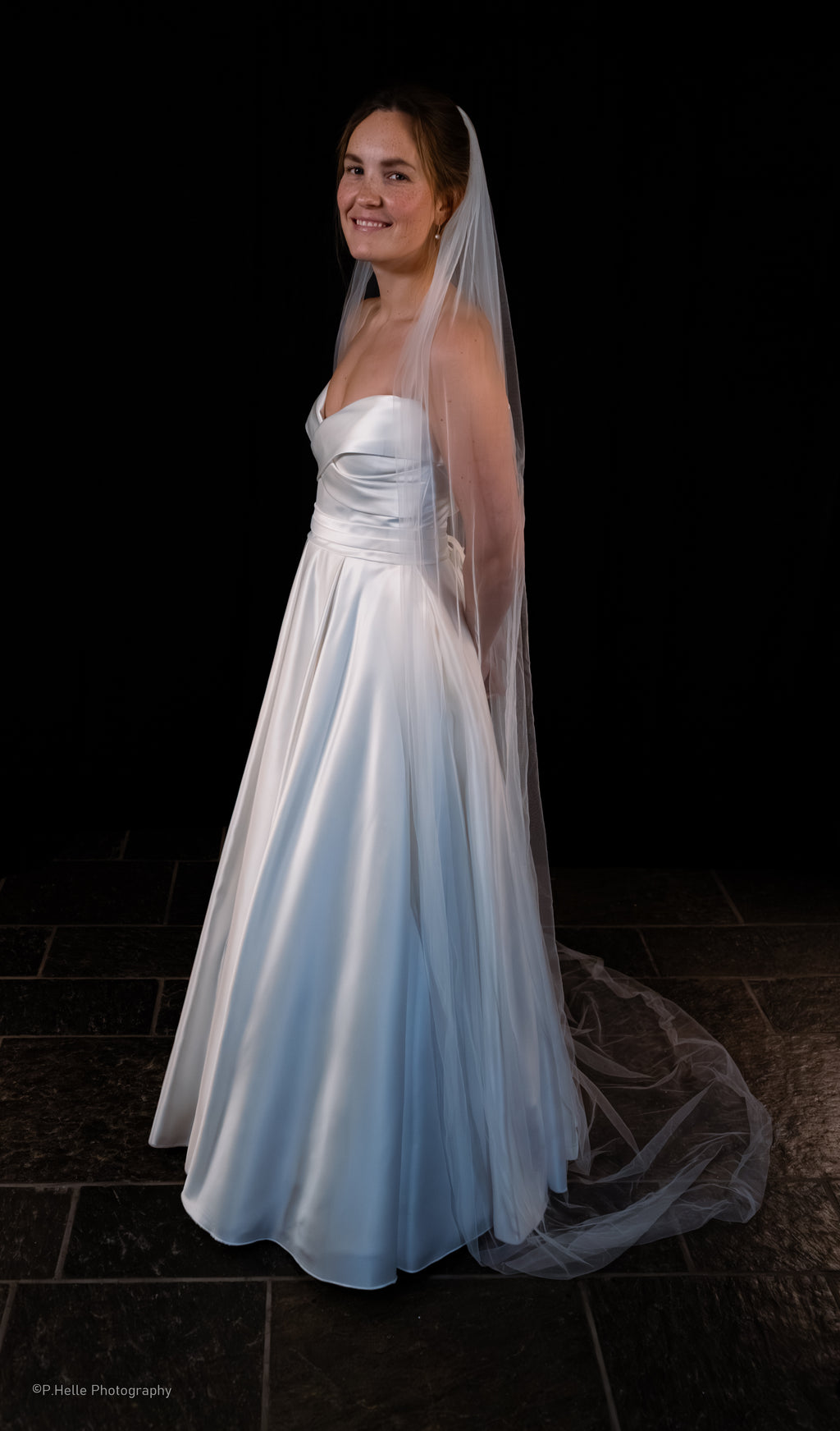 Silviamo Brudekjole – Moderne Enkelhet med Romantisk Silhuett