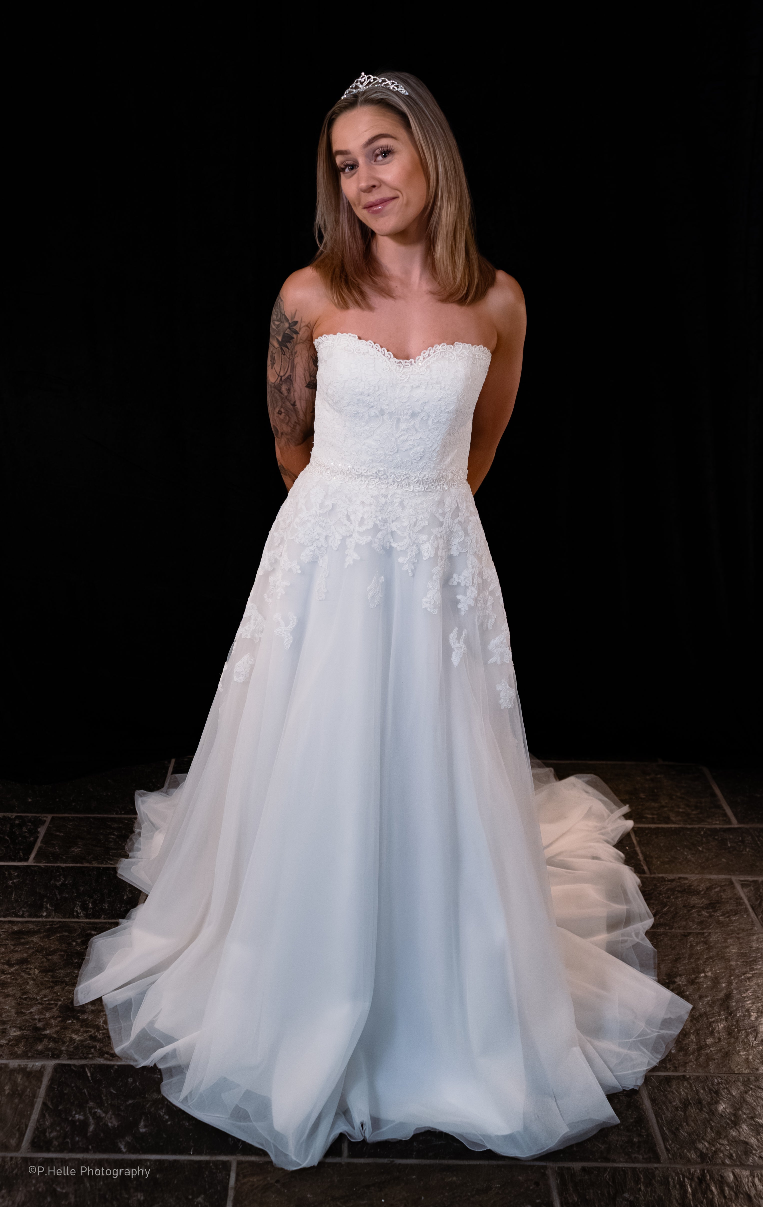 St. Patrick Brudekjole – Klassisk Romantikk med Delikat Blondeoverdel