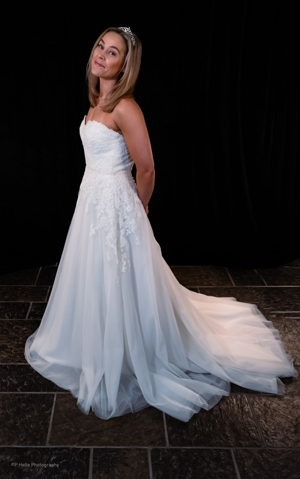 St. Patrick Brudekjole – Klassisk Romantikk med Delikat Blondeoverdel