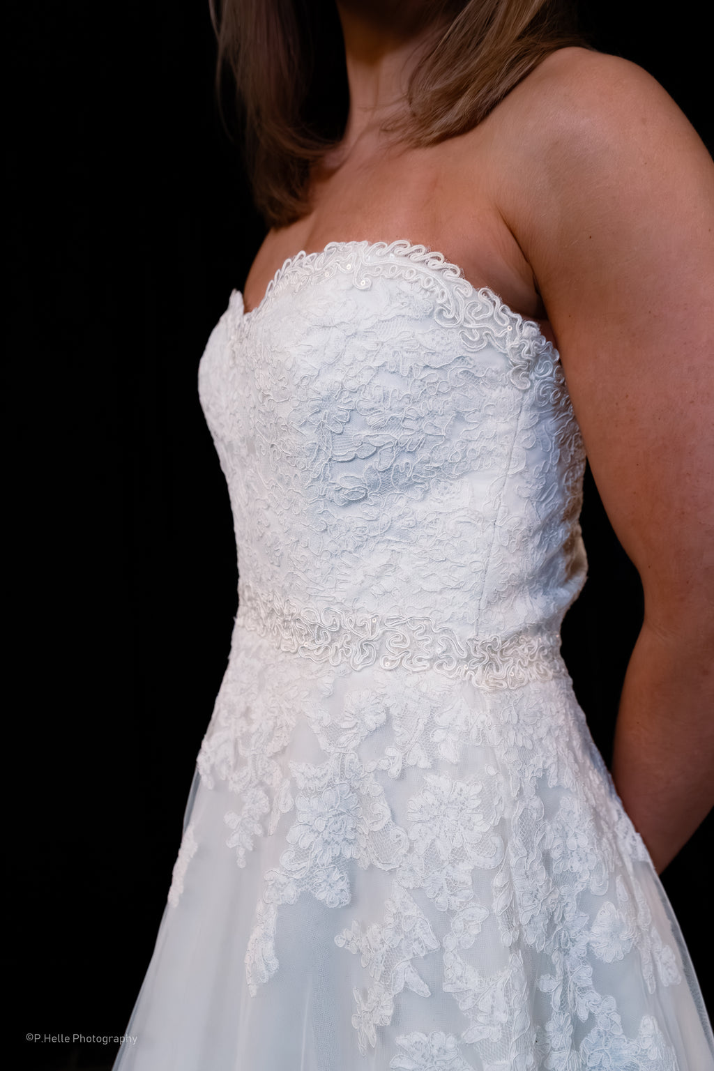 St. Patrick Brudekjole – Klassisk Romantikk med Delikat Blondeoverdel