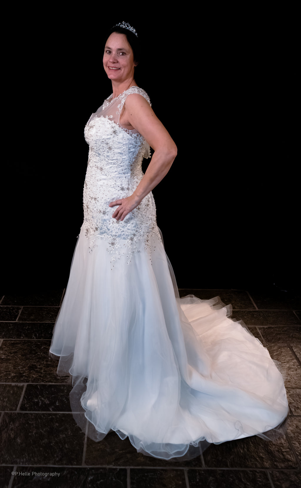 JJ’s House Brudekjole – Glamourøs Silhuett med Delikate Applikasjoner