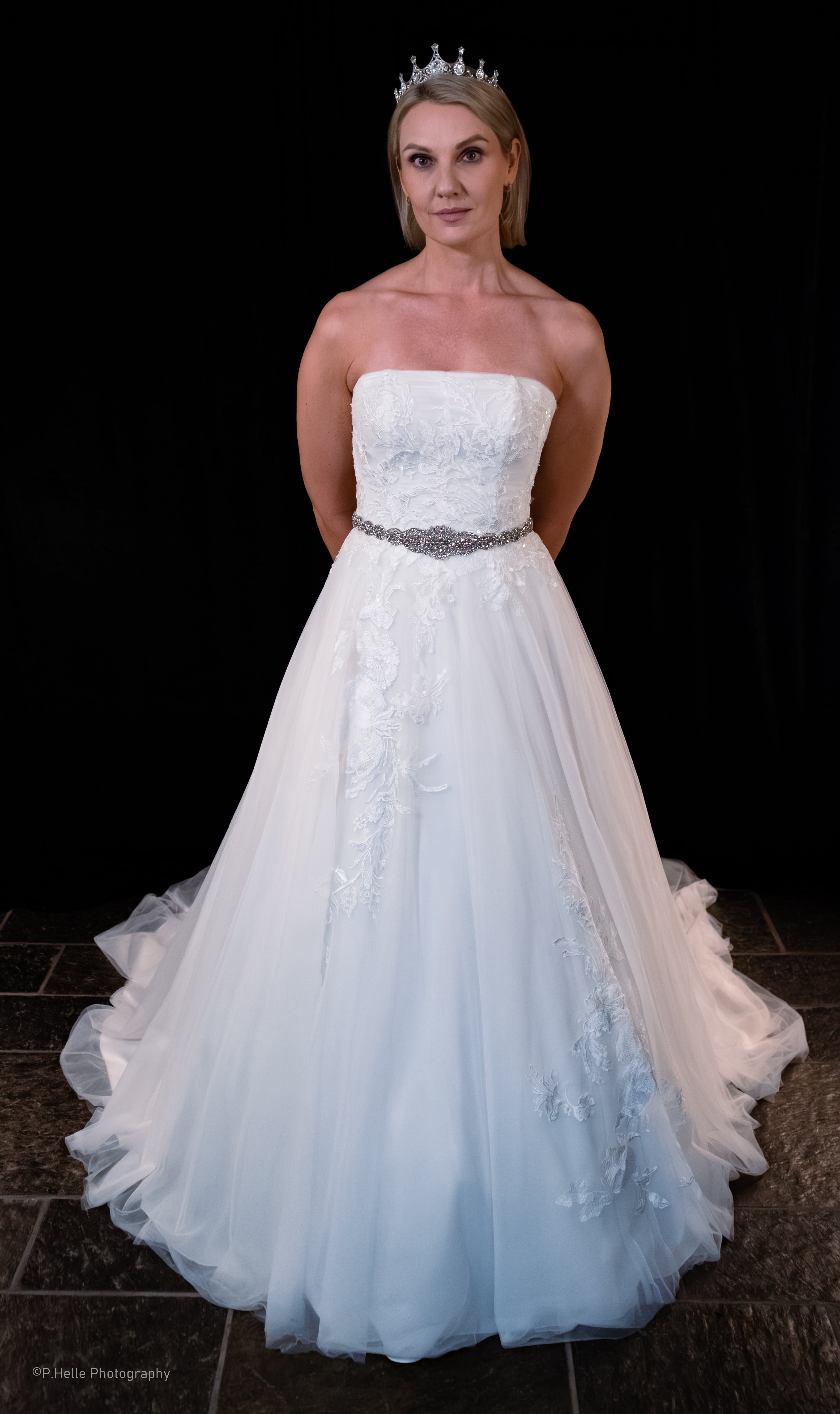 Pronovias Brudekjole – Raffinert Eleganse med Delikate Blomsterdetaljer